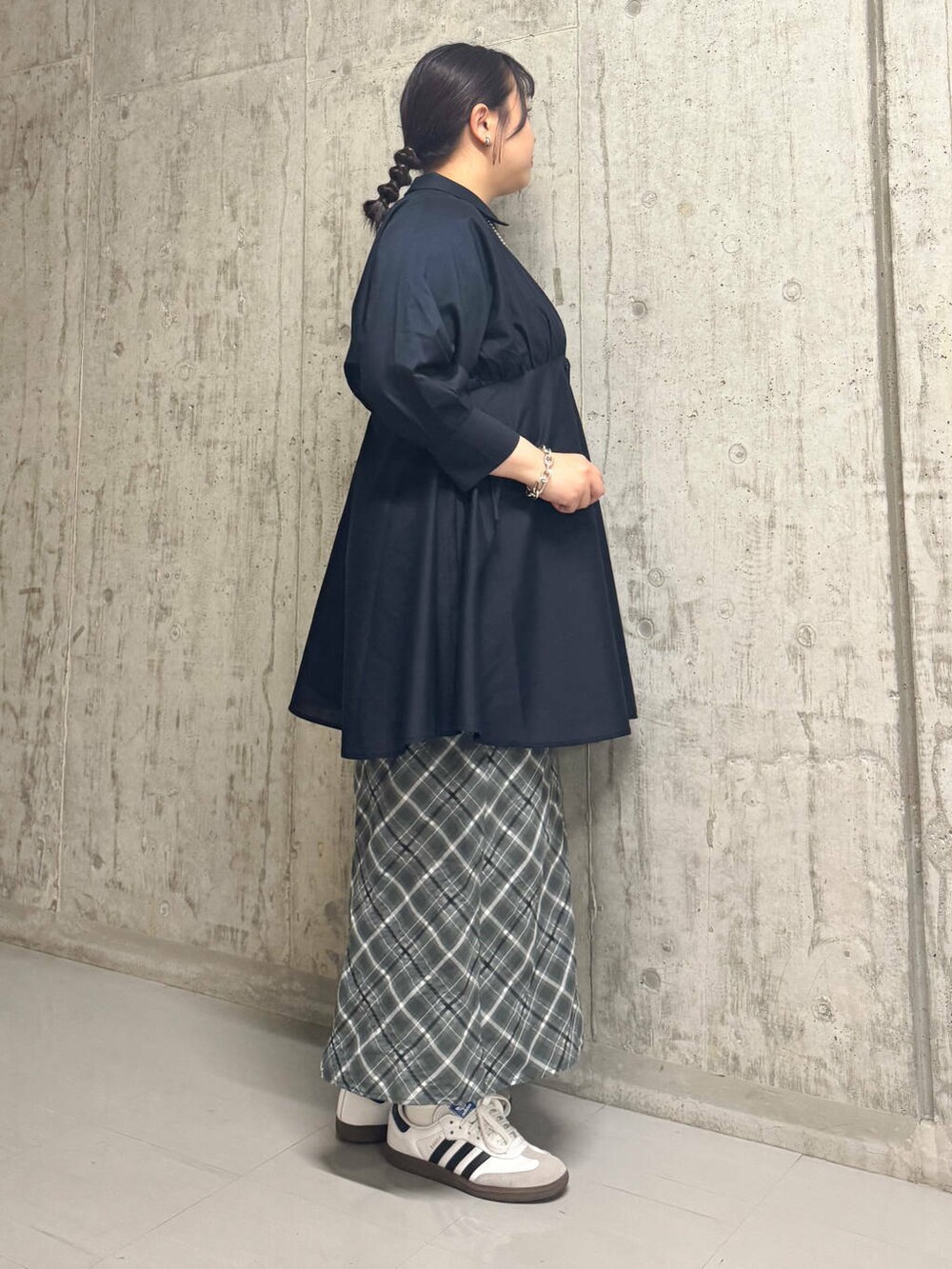 ブルー系のワンピース、グレー系のスカートを着用したレディースの春コーディネートの2枚目の写真