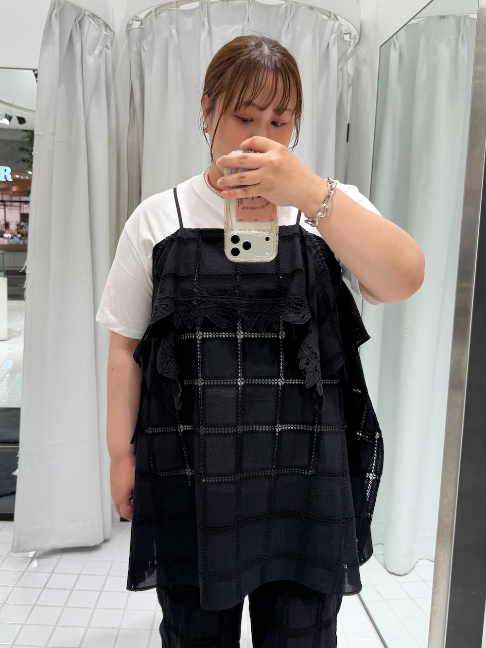 ブラック系のワンピース、ブラック系のその他パンツを着用したレディースの夏コーディネートの2枚目の写真