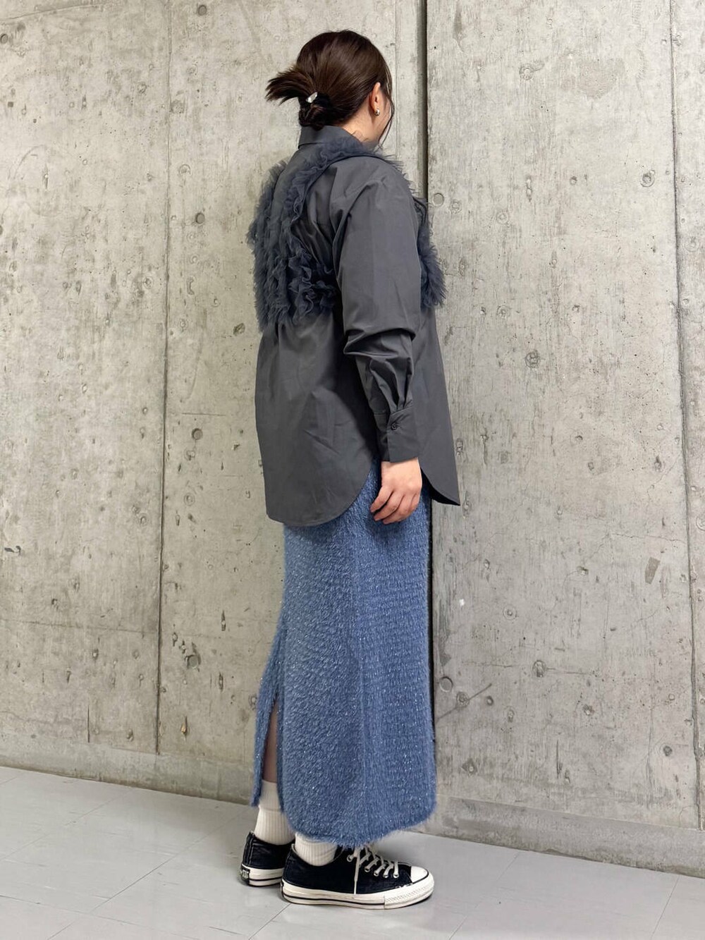 ブルー系のスカート、グレー系のシャツ/ブラウスを着用したレディースの冬コーディネートの2枚目の写真