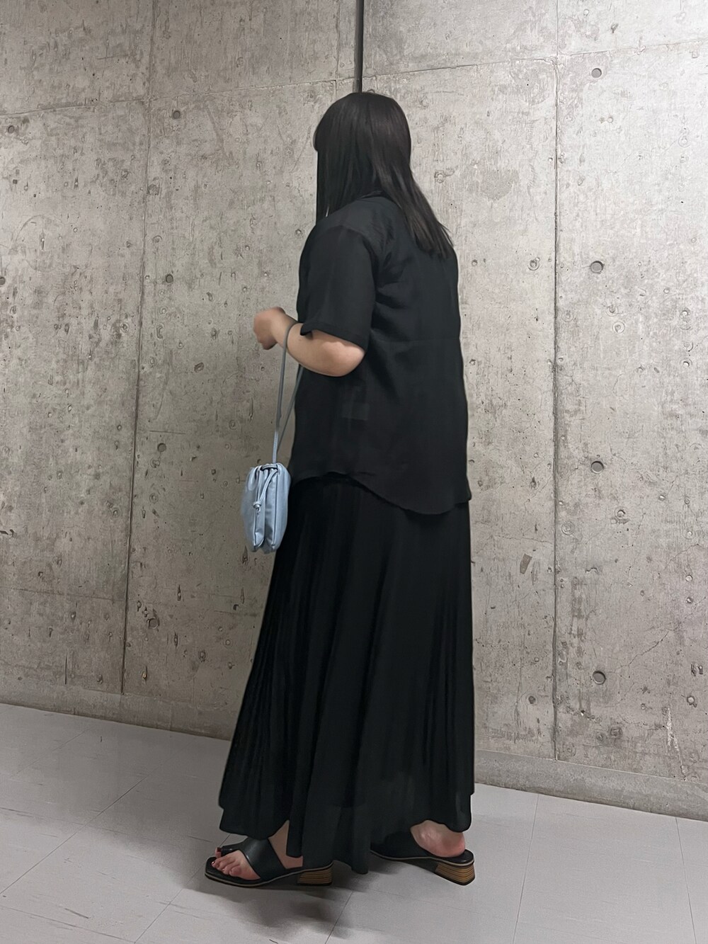 ブラック系のシャツ/ブラウス、ブルー系のショルダーバッグ、ブラック系のサンダルを着用したレディースの夏コーディネートの2枚目の写真