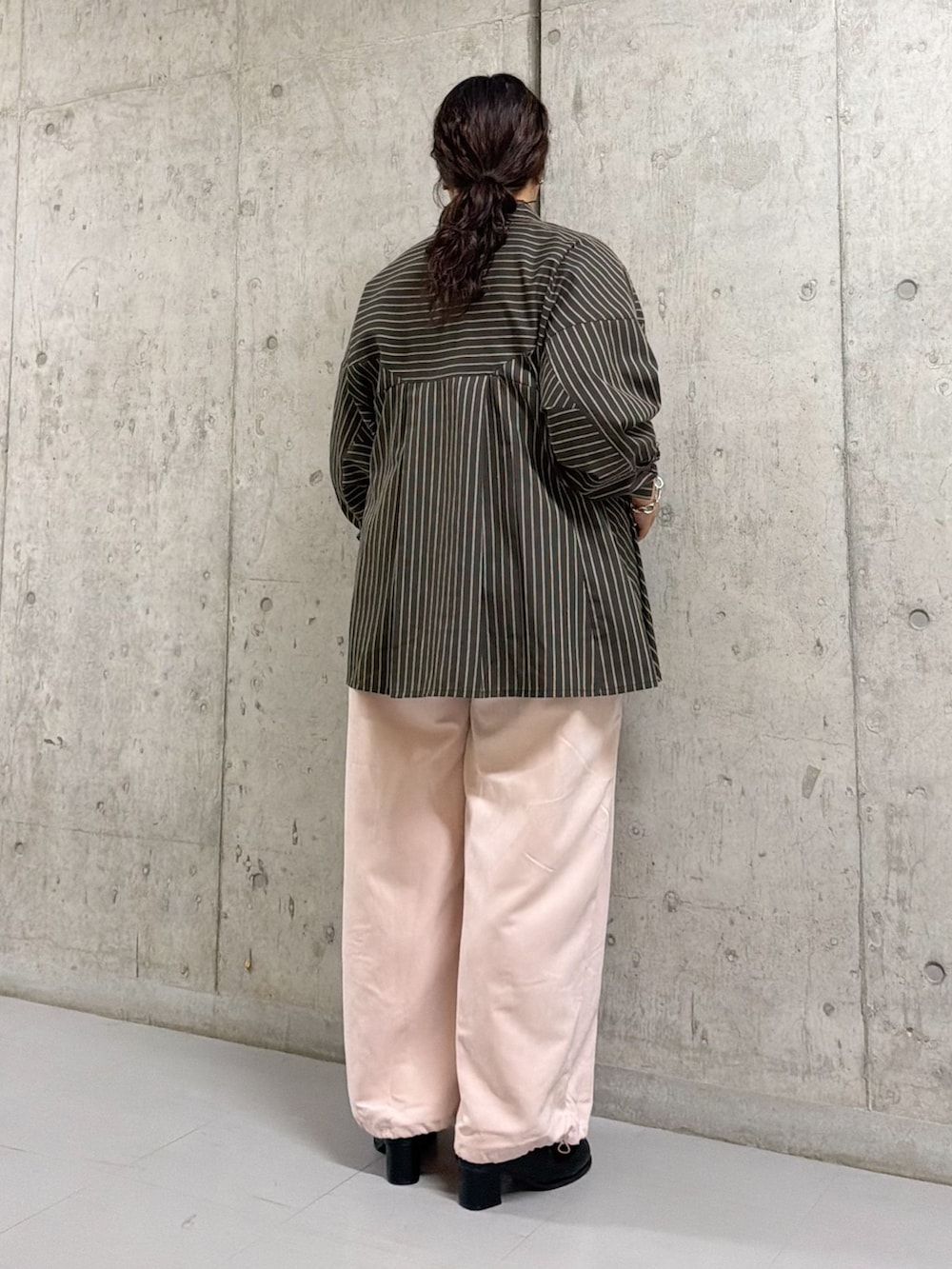 ブラウン系のチュニック、ピンク系のその他パンツ、ブラック系のサンダルを着用したレディースの秋コーディネートの2枚目の写真