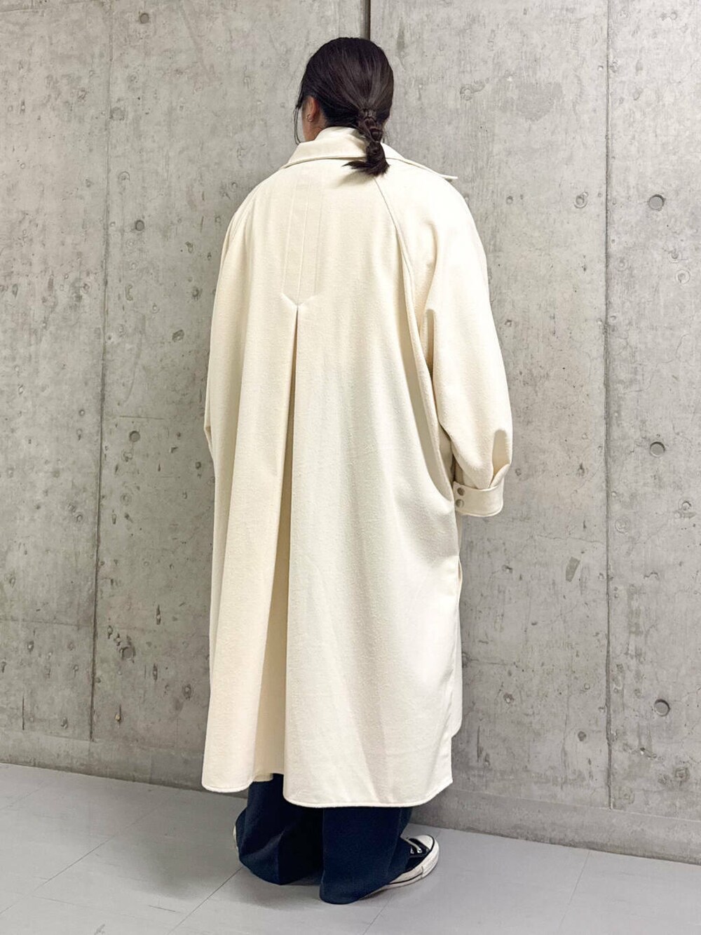 ホワイト系のシャツ/ブラウス、グレー系のサロペット/オーバーオール、ホワイト系のその他アウターを着用したレディースの春コーディネートの3枚目の写真