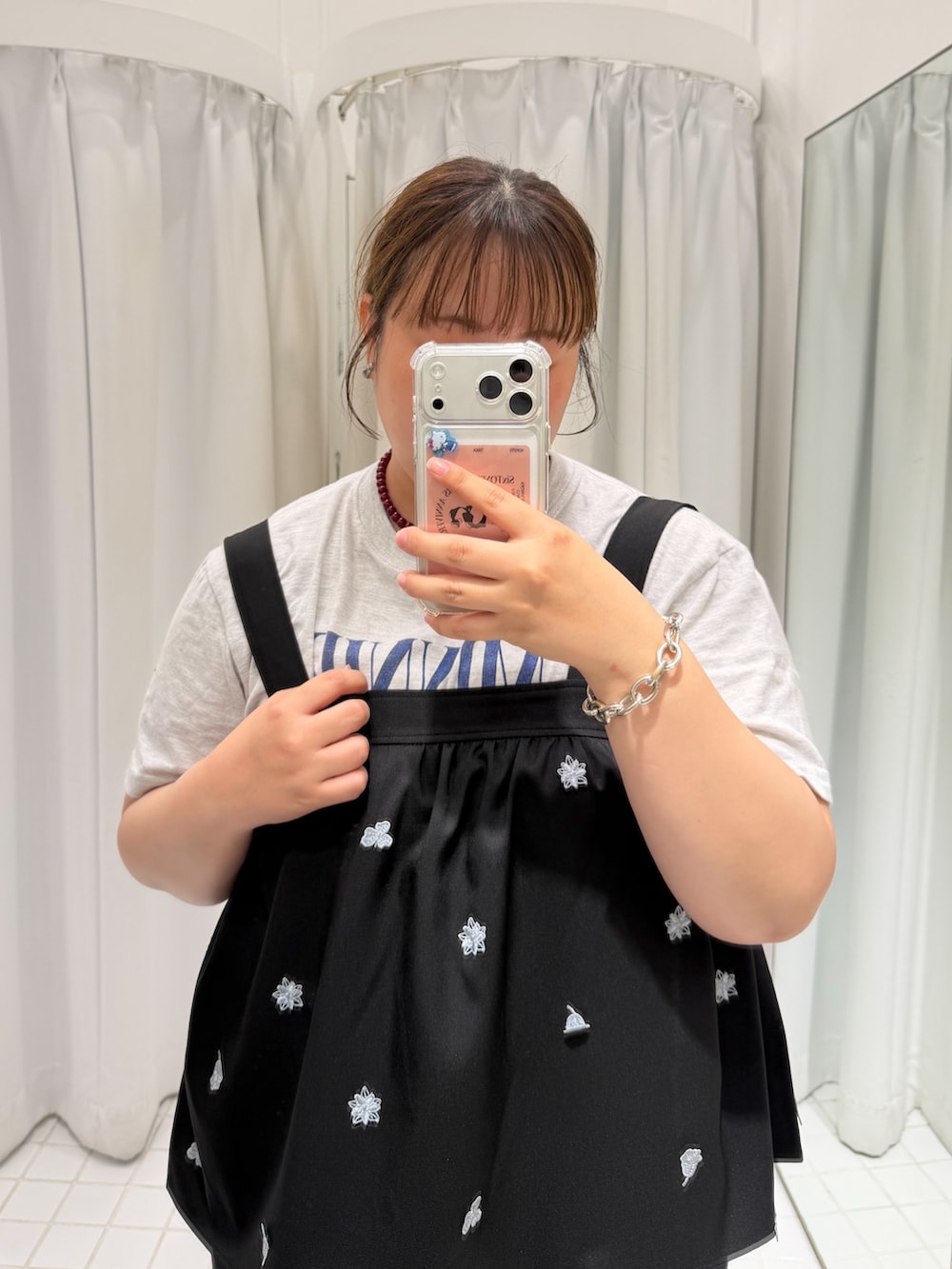 ブラック系のシャツ/ブラウス、グレー系のTシャツ/カットソー、ブルー系のその他パンツを着用したレディースの夏コーディネートの2枚目の写真