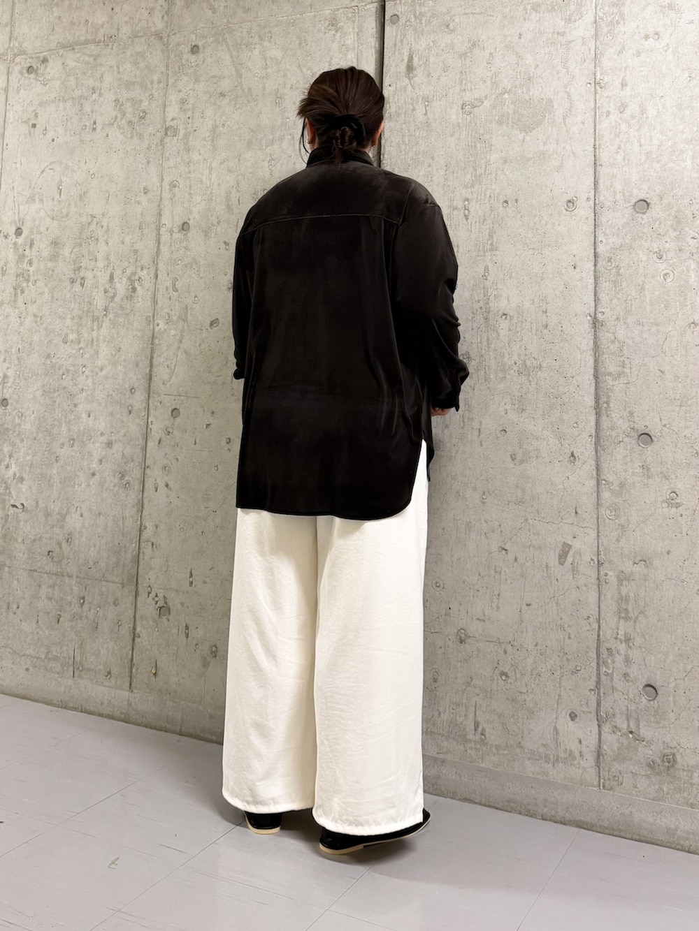 ブラウン系のシャツ/ブラウス、ホワイト系のその他パンツ、ブラック系のパンプスを着用したレディースの冬コーディネートの2枚目の写真