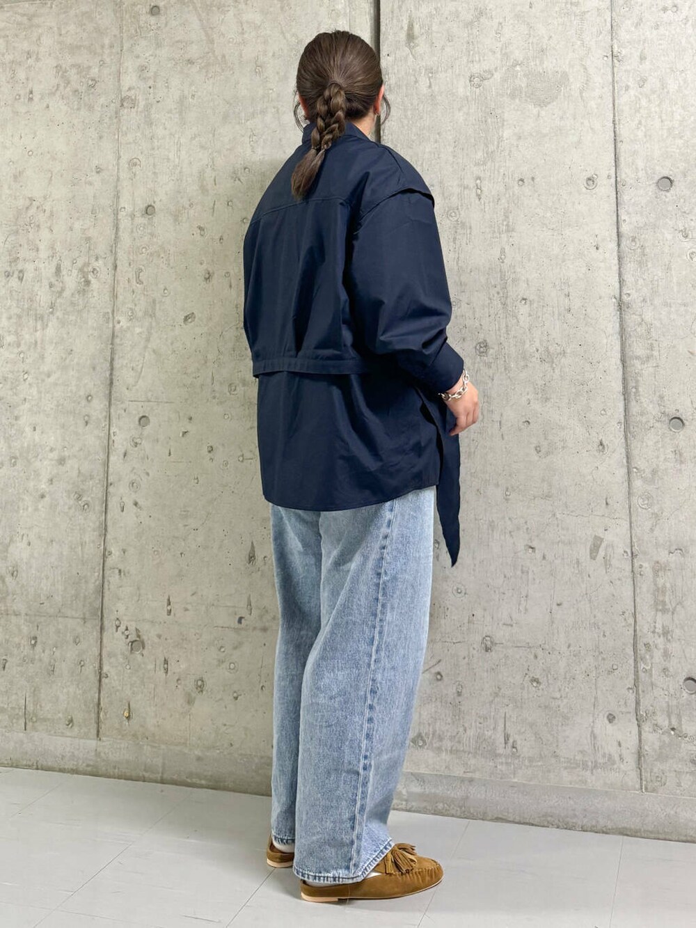 ブルー系のデニムパンツ、イエロー系のローファー、ブルー系のシャツ/ブラウスを着用したレディースの秋コーディネートの3枚目の写真