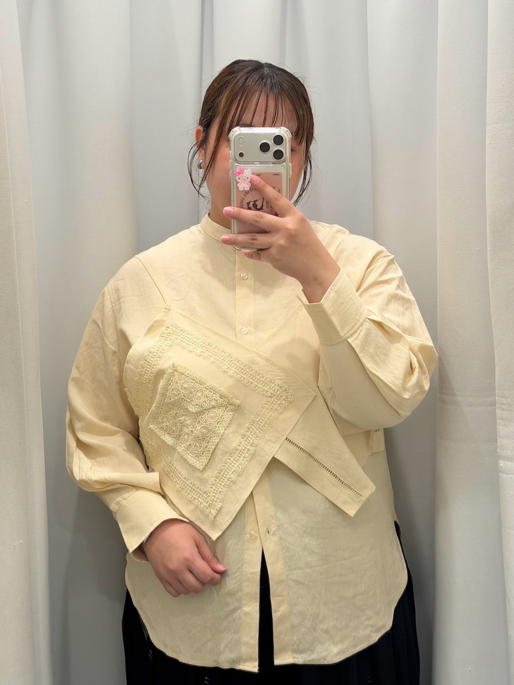 イエロー系のシャツ/ブラウス、ブラック系のその他パンツ、ブラック系のその他シューズを着用したレディースの夏コーディネートの2枚目の写真