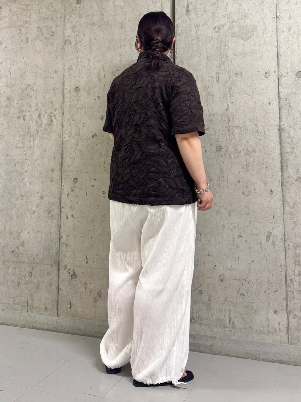 ブラック系のサンダル、ホワイト系のサロペット/オーバーオール、ブラウン系のシャツ/ブラウスを着用したレディースの夏コーディネートの3枚目の写真