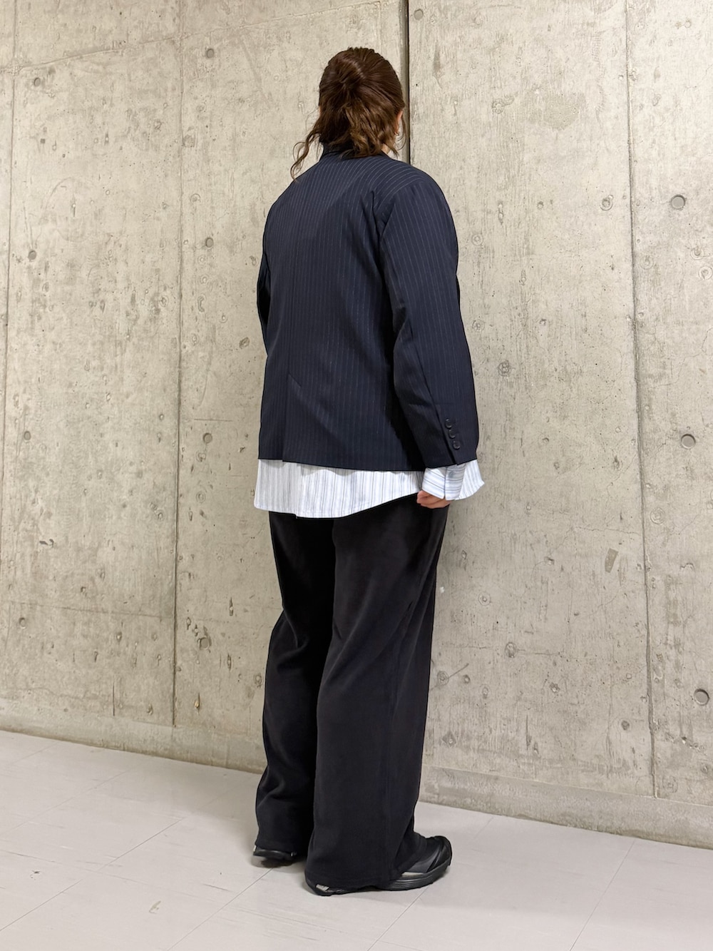 ブルー系のその他アウター、ブルー系のその他パンツを着用したレディースの春コーディネートの2枚目の写真