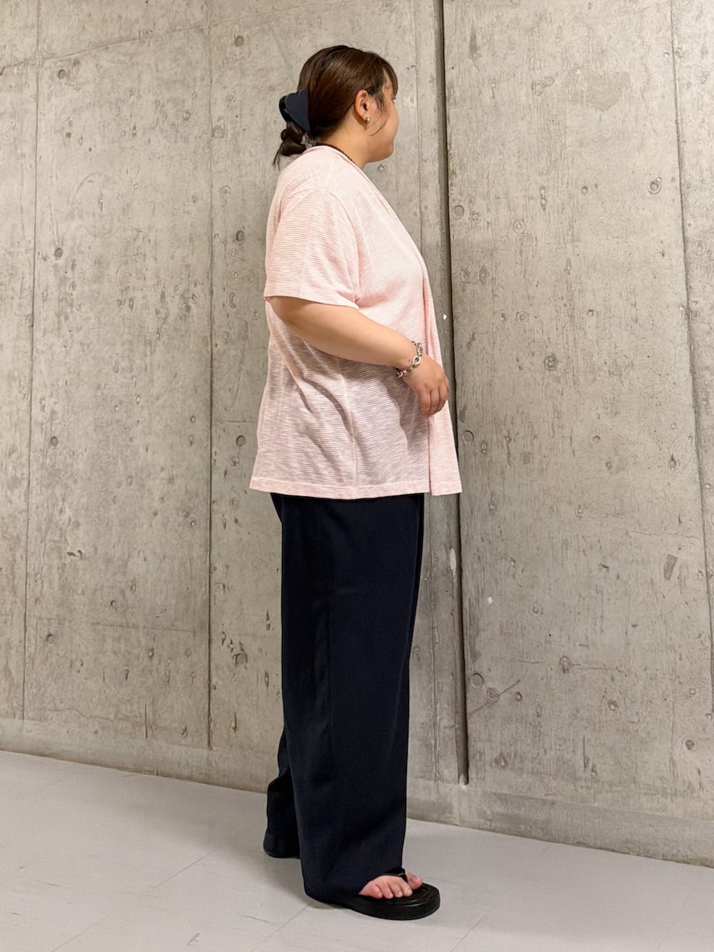 ピンク系のTシャツ/カットソー、ブルー系のその他パンツ、ブラック系のサンダルを着用したレディースの夏コーディネートの2枚目の写真