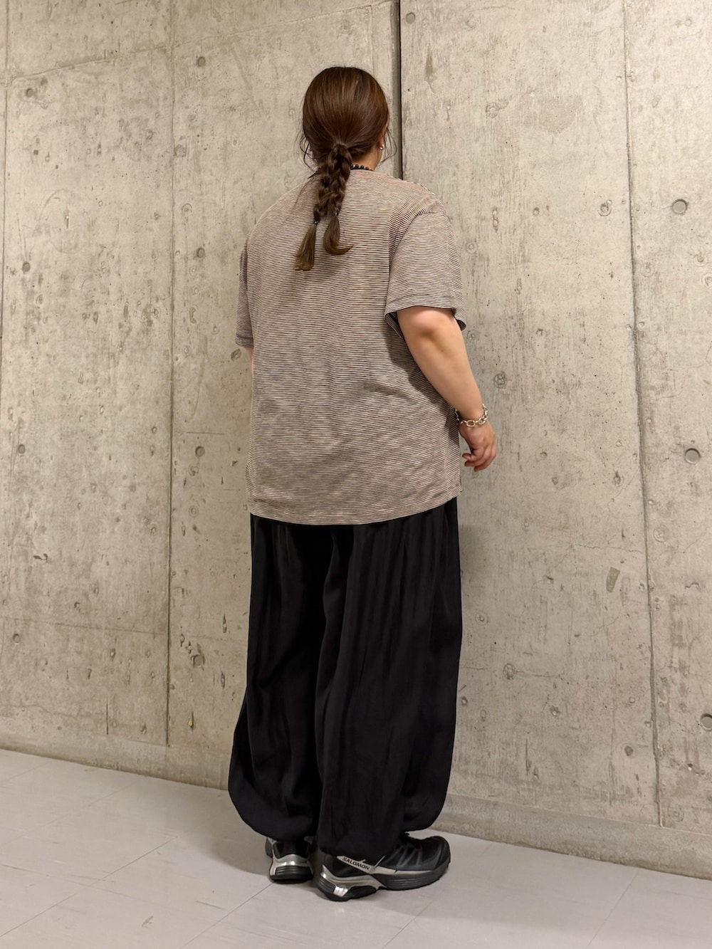 ブラック系のTシャツ/カットソー、ブラック系のその他パンツを着用したレディースの夏コーディネートの2枚目の写真