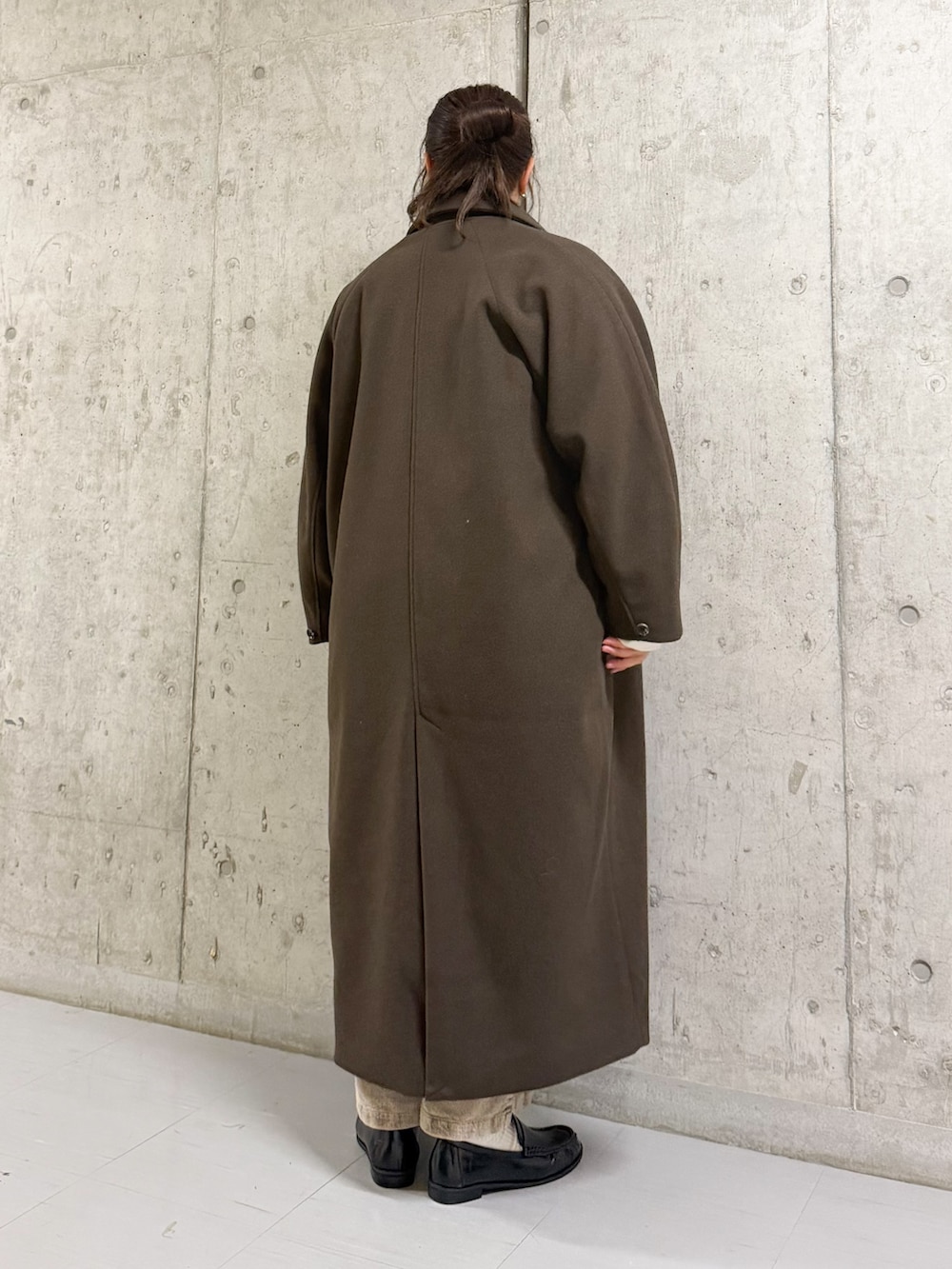 ブラウン系のステンカラーコート、ホワイト系のシャツ/ブラウス、ブラウン系のその他パンツを着用したレディースの冬コーディネートの4枚目の写真