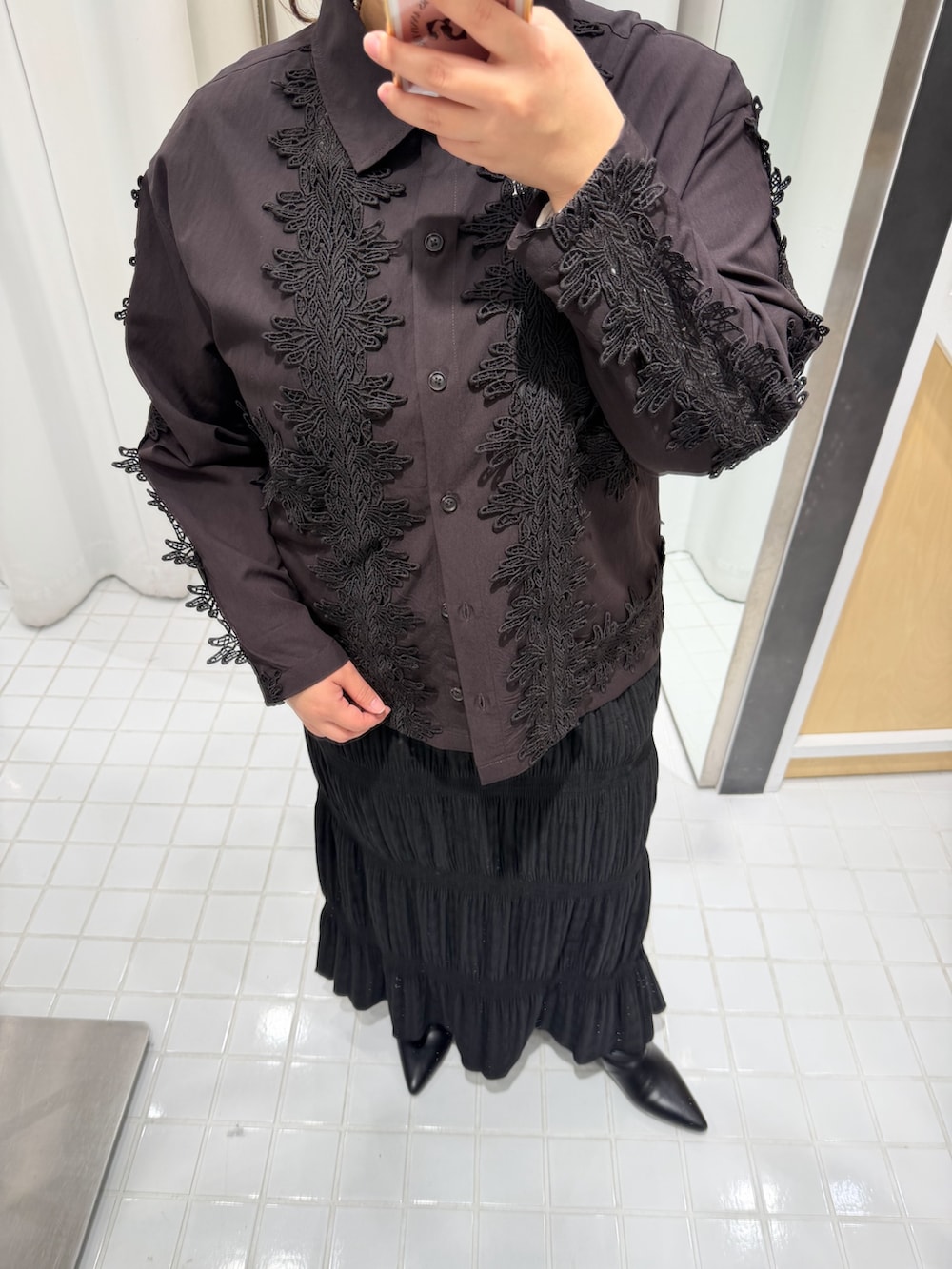 ブラウン系のシャツ/ブラウス、ブラック系のセットアップ、ブラック系のブーツを着用したレディースの冬コーディネートの2枚目の写真