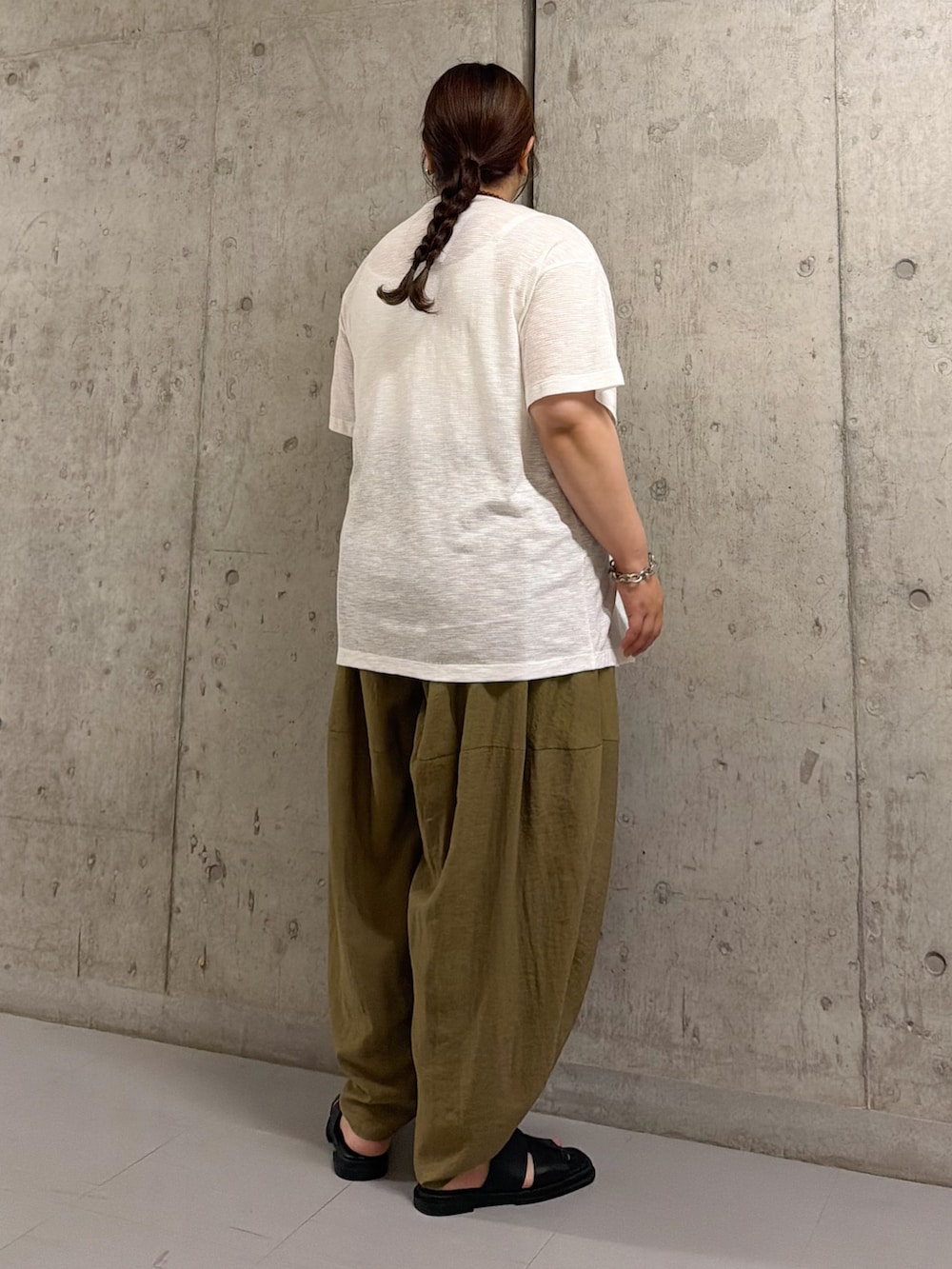 ホワイト系のTシャツ/カットソー、グリーン系のその他パンツ、ブラック系のサンダルを着用したレディースの夏コーディネートの2枚目の写真