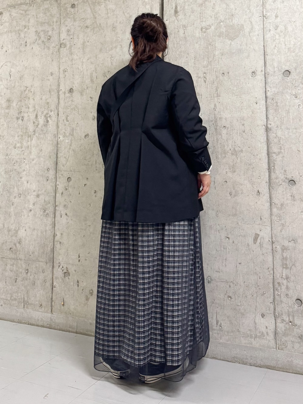 ブラック系のその他アウター、ブラック系のスカート、ホワイト系のTシャツ/カットソーを着用したレディースの夏コーディネートの3枚目の写真