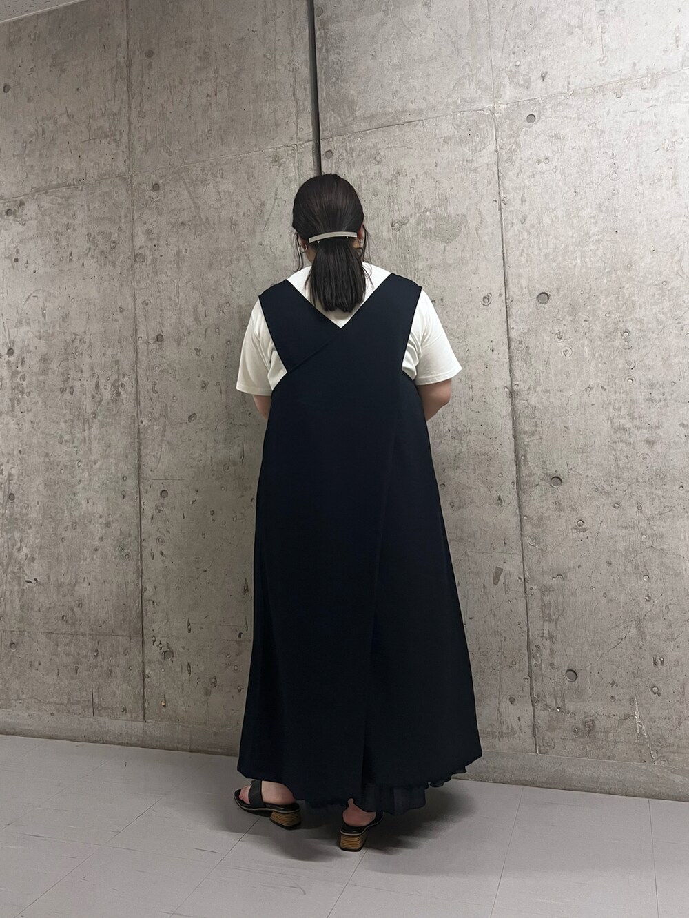 ホワイト系のTシャツ/カットソー、ブラック系のワンピース、ブラック系のサンダルを着用したレディースの夏コーディネートの3枚目の写真