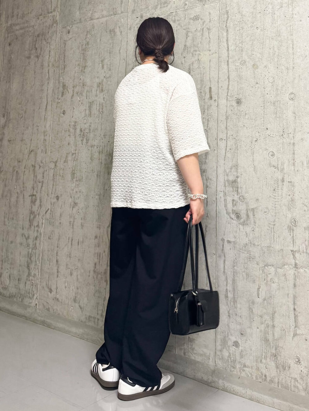 「大人カジュアル、カジュアル、オーバーサイズ、イージーパンツ、バッグ、ショルダーバッグ、kbf_ootd、KBF、カットソー、パンツ、レース、夏コーデ、夏、newarrival、休日スタイル」｜「KBFのバックオープンベストセットアップ（セットアップ、ブラック系）」を使った、sakaiさん（レディース・158cm）の春コーディネートの2枚目の写真