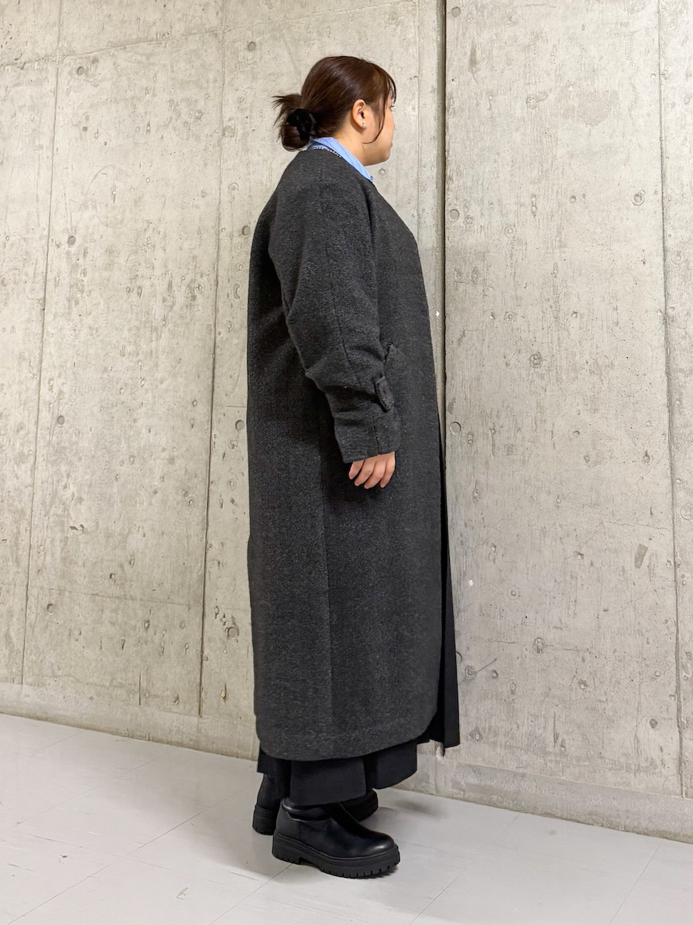 ブルー系のシャツ/ブラウス、ブラック系のワンピース、グレー系のその他アウターを着用したレディースの冬コーディネートの2枚目の写真