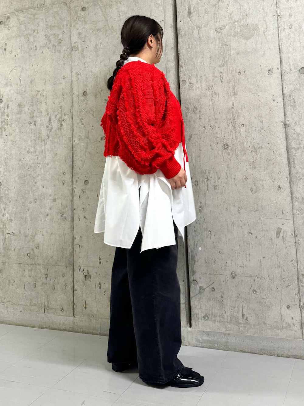 ブラック系のデニムパンツ、ホワイト系のワンピース、ブラック系のローファーを着用したレディースの秋コーディネートの2枚目の写真