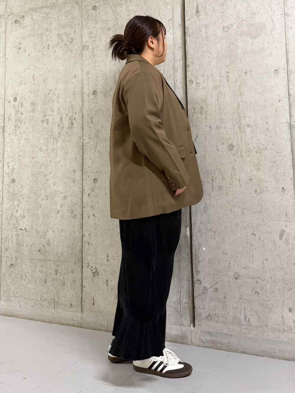 ブラック系のワンピース、ブラウン系のその他アウター、シルバー系のネックレスを着用したレディースの秋コーディネートの2枚目の写真