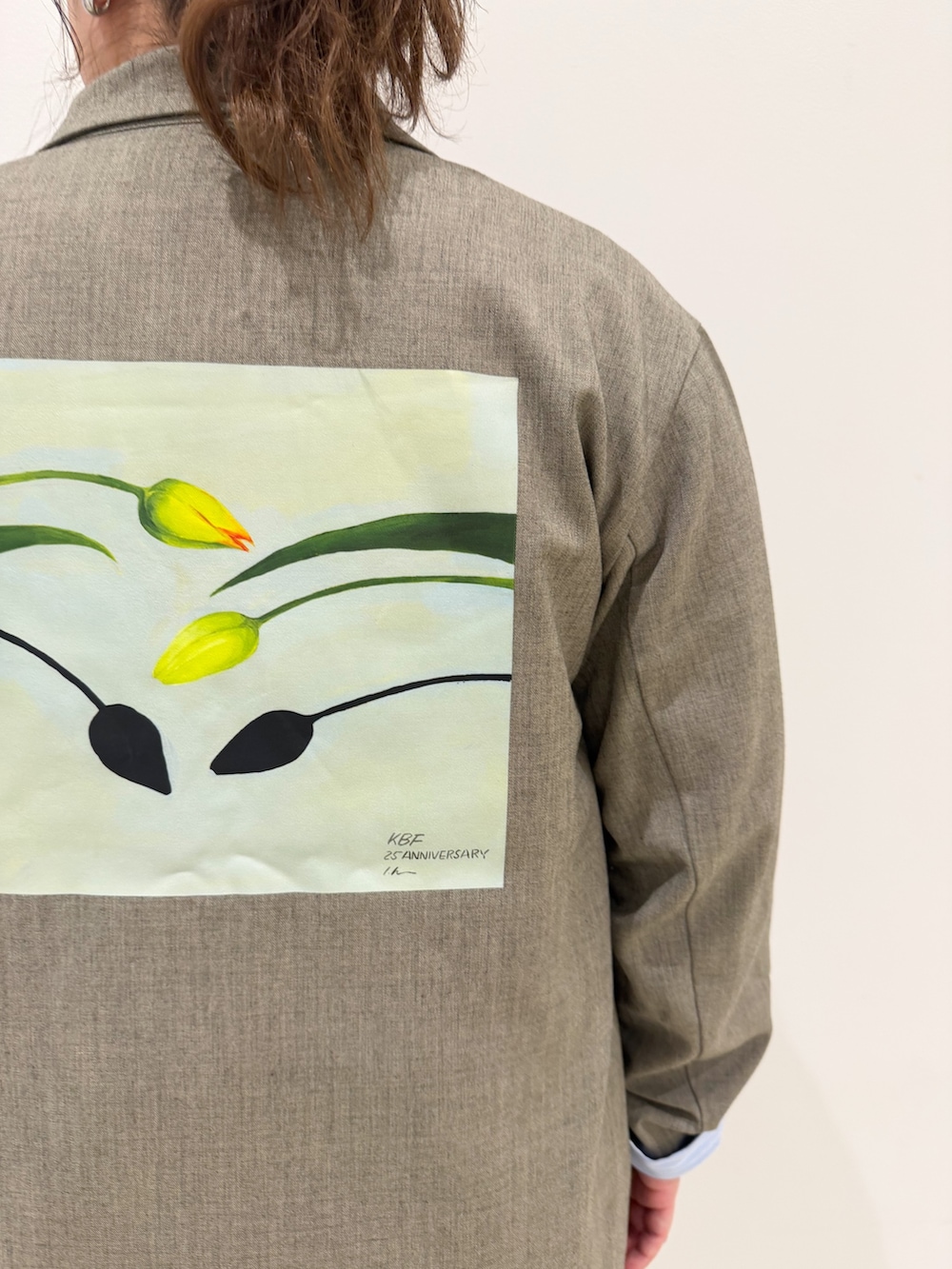 ベージュ系のその他アウター、ホワイト系のその他パンツ、ブルー系のシャツ/ブラウスを着用したレディースの冬コーディネートの3枚目の写真