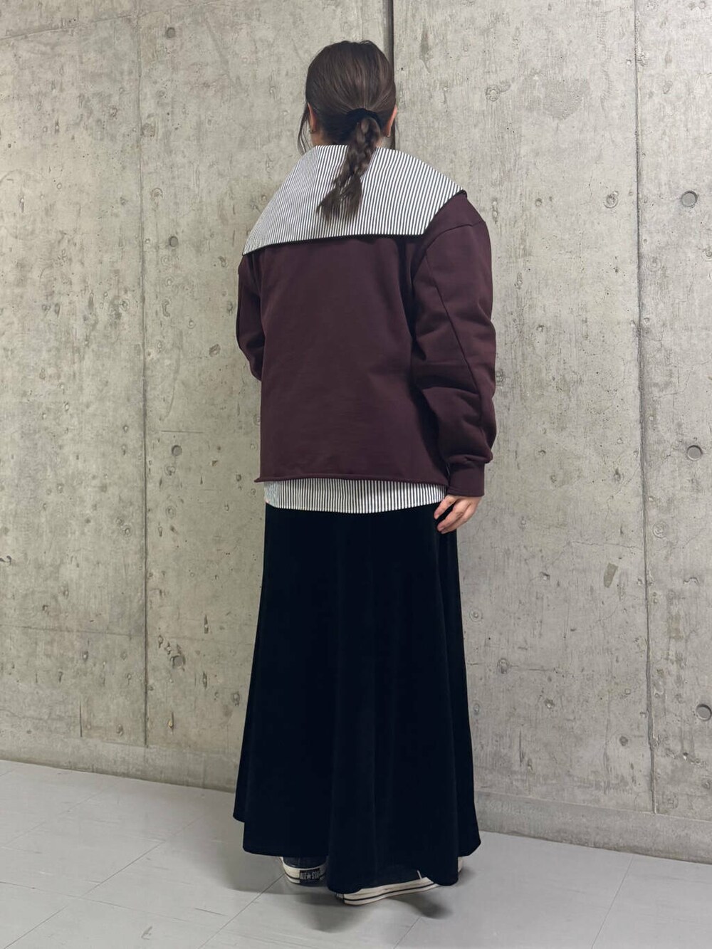 ブラック系のスカート、ホワイト系のシャツ/ブラウス、ブラウン系のスウェットを着用したレディースの冬コーディネートの3枚目の写真