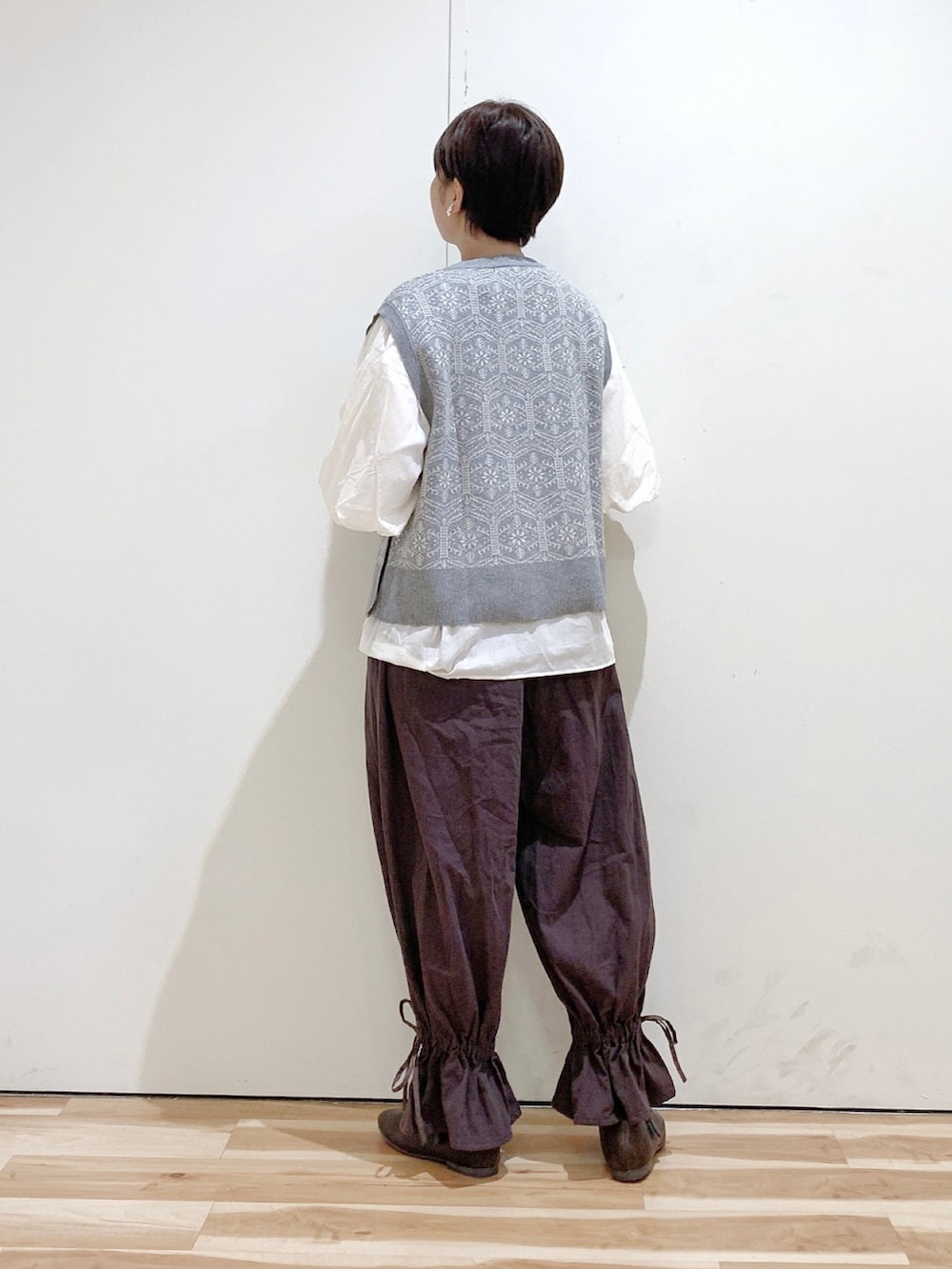ブラウン系のその他パンツ、グレー系のベスト、ホワイト系のシャツ/ブラウスを着用したレディースの秋コーディネートの4枚目の写真