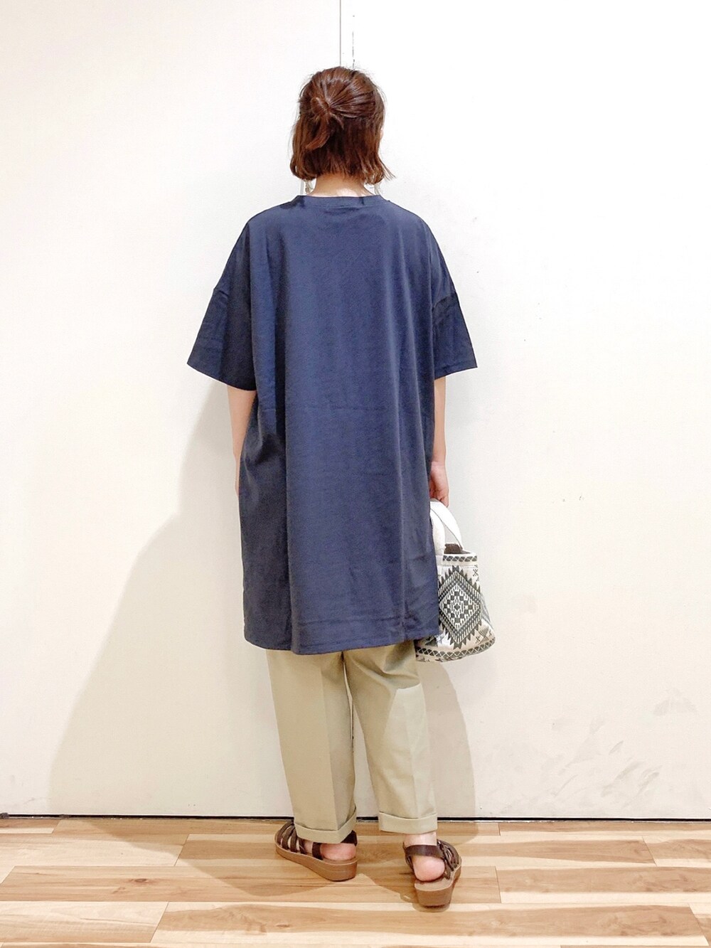 ブラウン系のサンダル、ベージュ系のその他パンツ、グレー系のTシャツ/カットソーを着用したレディースの夏コーディネートの5枚目の写真