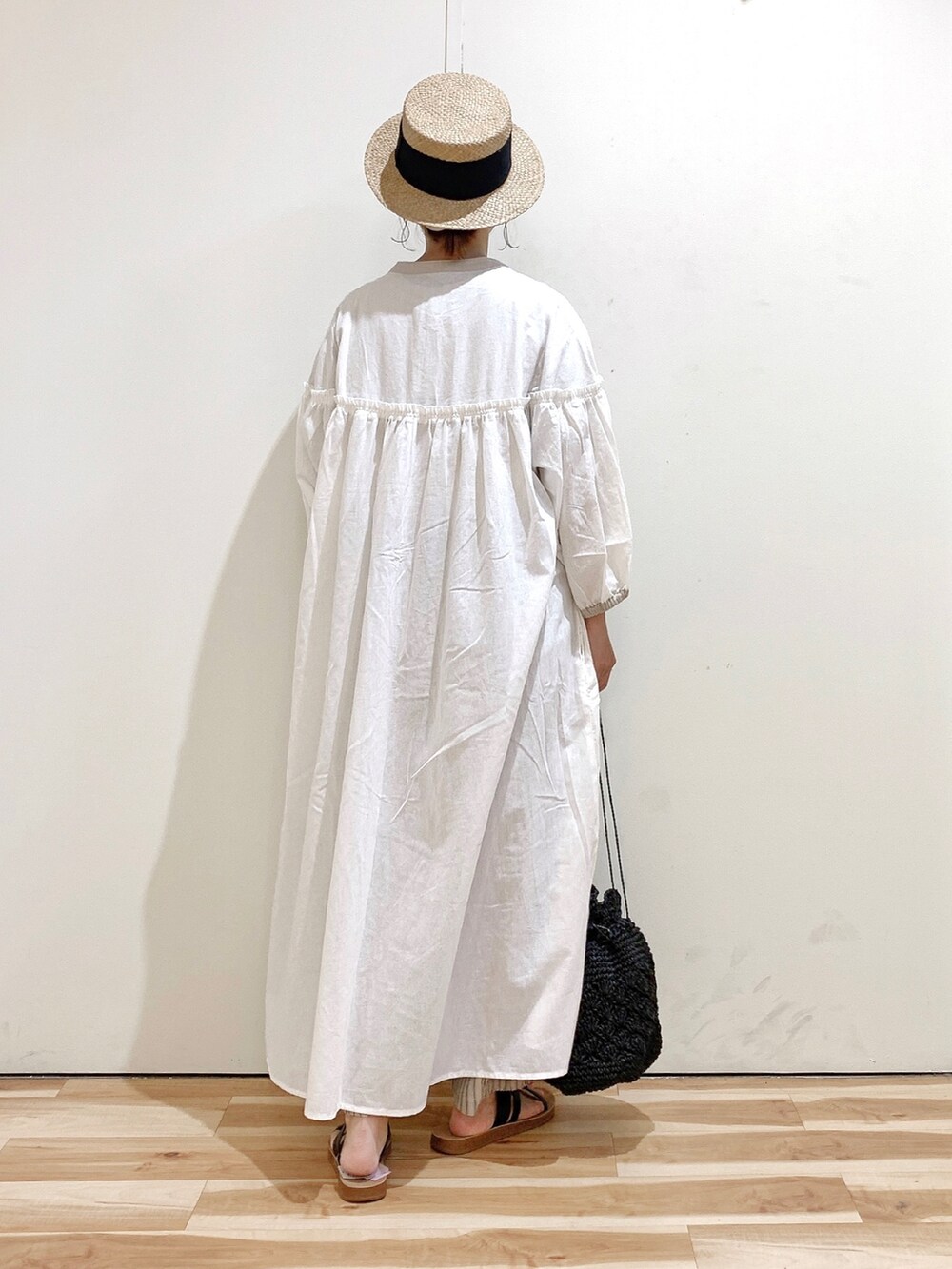 ホワイト系のワンピース、ベージュ系のTシャツ/カットソー、ベージュ系のその他パンツを着用したレディースの夏コーディネートの4枚目の写真