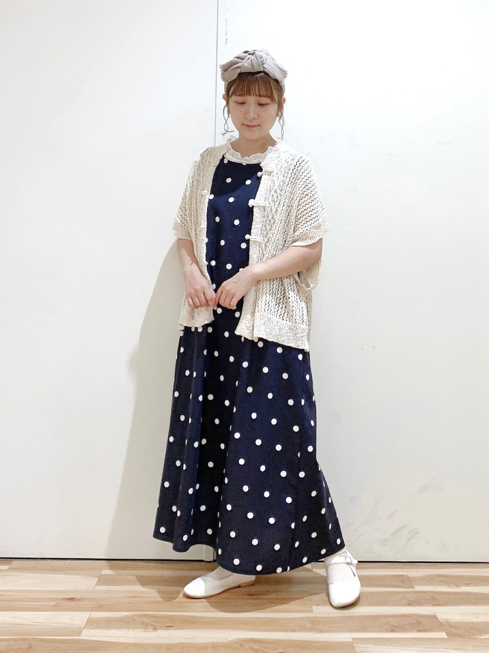 ブルー系のワンピース、ホワイト系のベスト、ホワイト系のTシャツ/カットソーを着用したレディースの夏コーディネートの4枚目の写真