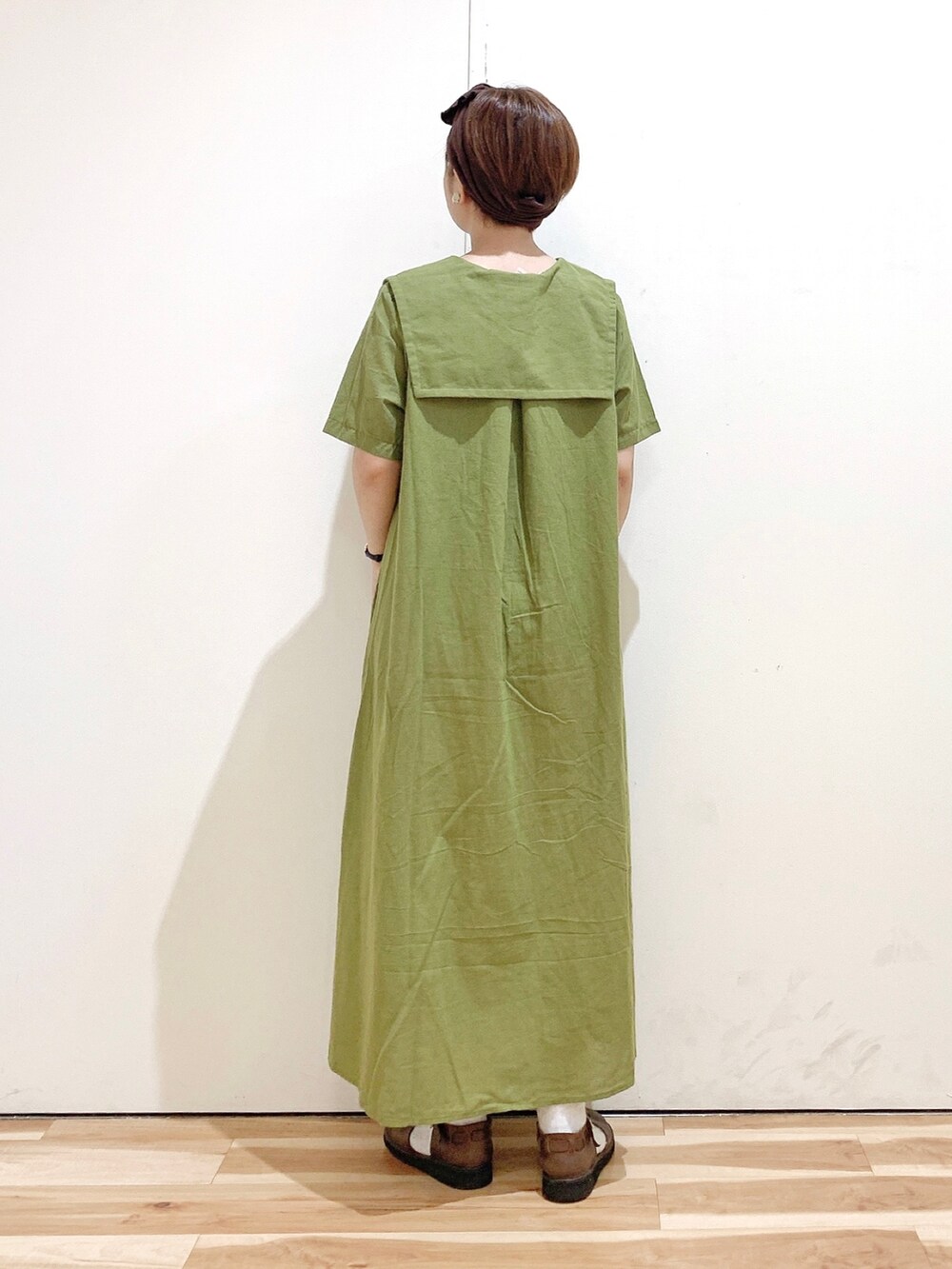 グリーン系のワンピース、ブラウン系のシューズ、ブラウン系のヘアバンドを着用したレディースの夏コーディネートの4枚目の写真