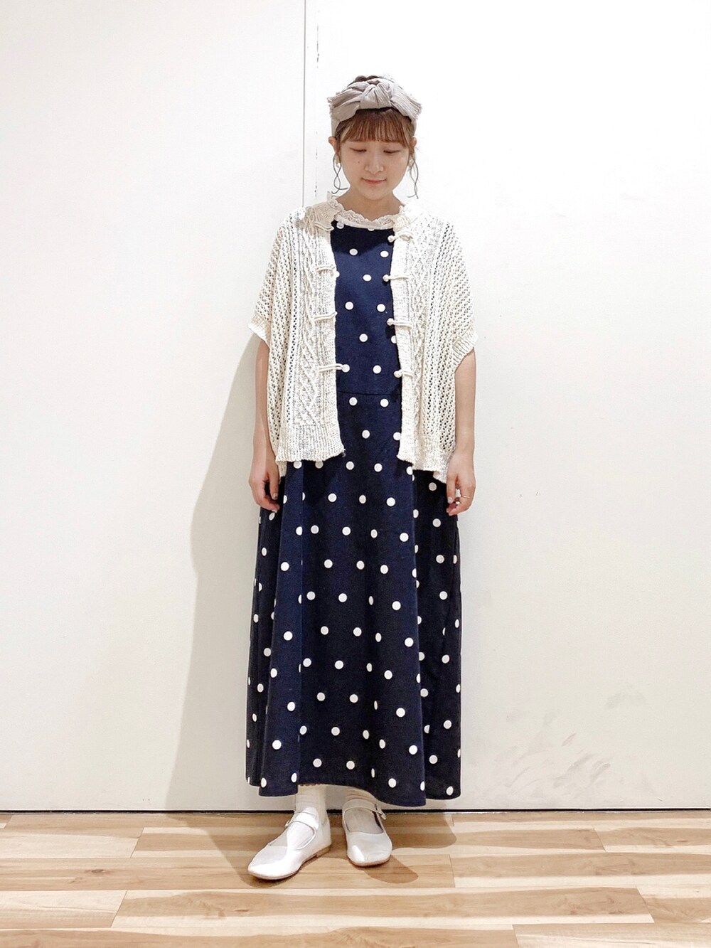 ブルー系のワンピース、ホワイト系のベスト、ホワイト系のTシャツ/カットソーを着用したレディースの夏コーディネートの2枚目の写真