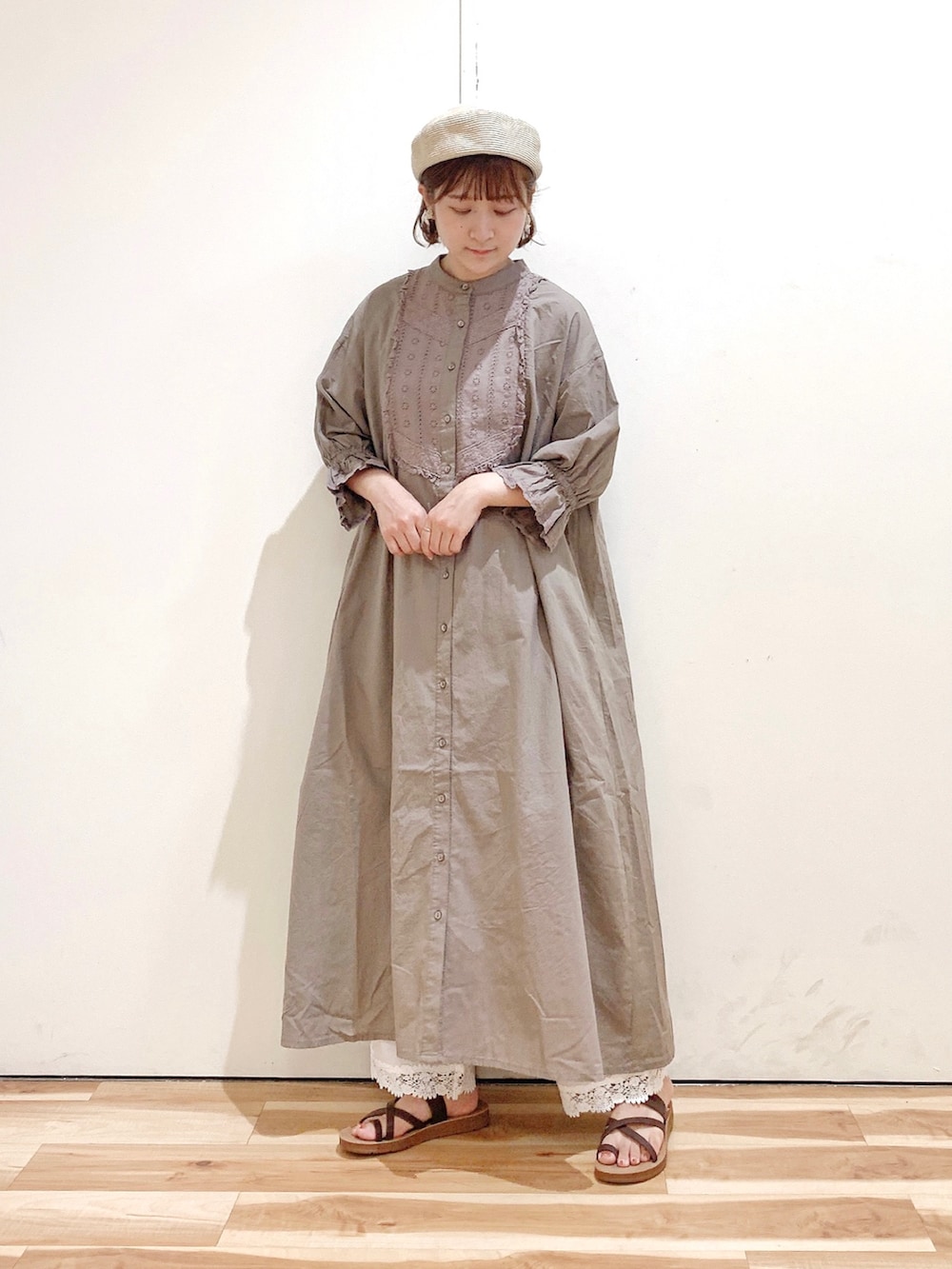 ブラウン系のワンピース、ホワイト系のその他パンツ、ブラウン系のサンダルを着用したレディースの夏コーディネートの3枚目の写真