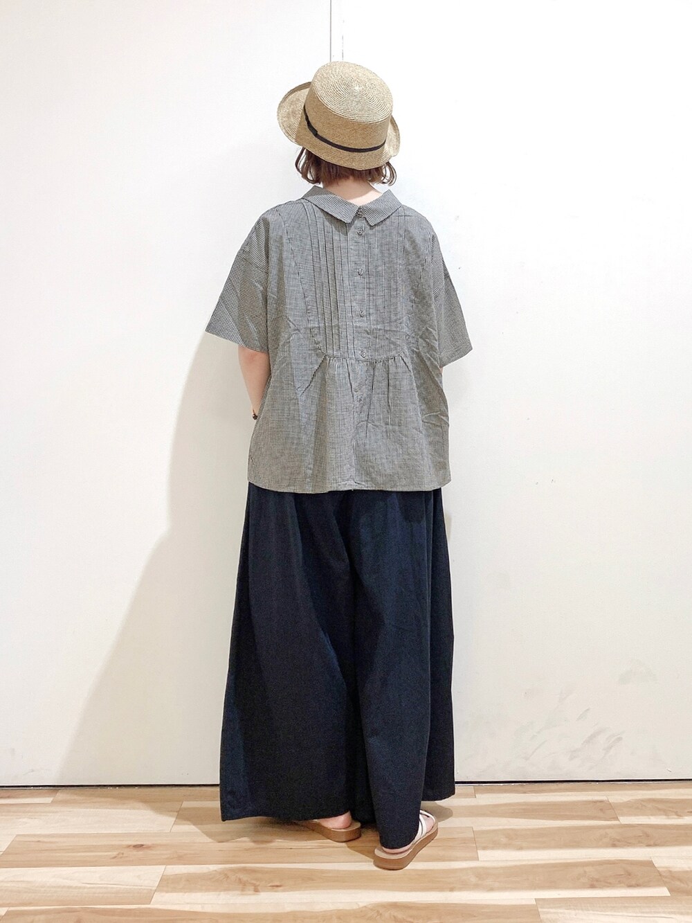 ベージュ系のシャツ/ブラウス、ブラック系のその他パンツ、ホワイト系のサンダルを着用したレディースの夏コーディネートの3枚目の写真