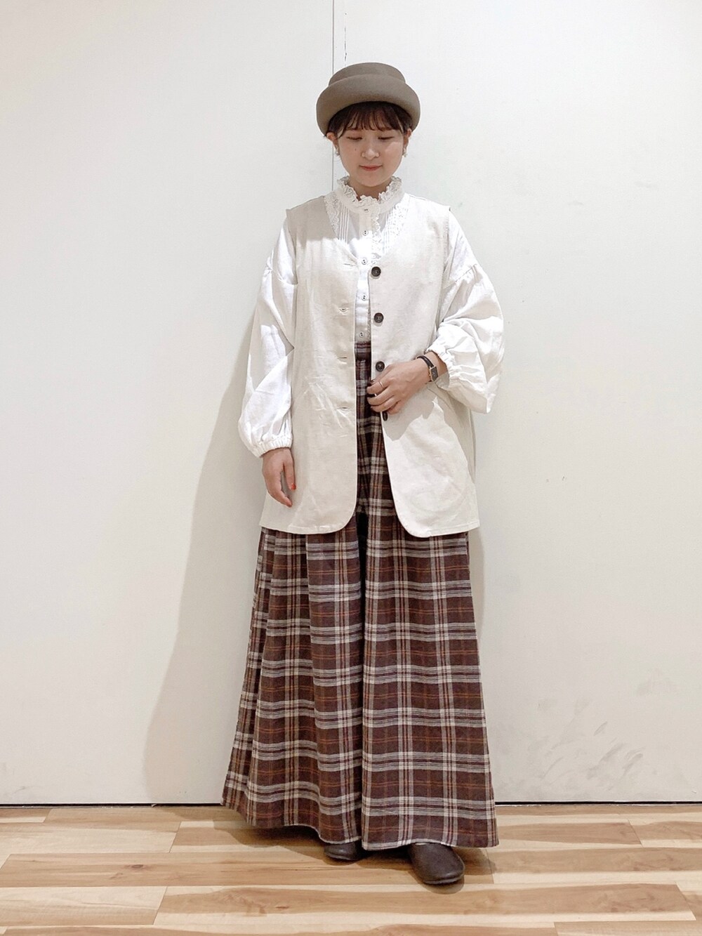 ホワイト系のデニムジャケット、ホワイト系のシャツ/ブラウス、ブラウン系のその他パンツを着用したレディースの秋コーディネートの2枚目の写真