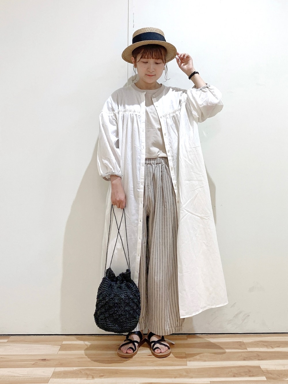 ホワイト系のワンピース、ベージュ系のTシャツ/カットソー、ベージュ系のその他パンツを着用したレディースの夏コーディネートの3枚目の写真