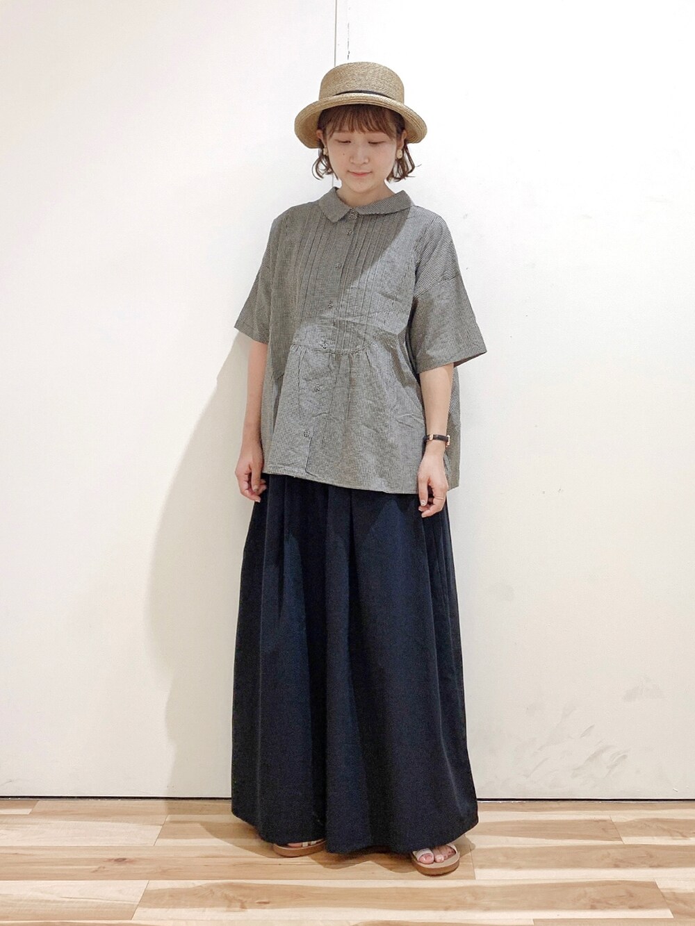 ベージュ系のシャツ/ブラウス、ブラック系のその他パンツ、ホワイト系のサンダルを着用したレディースの夏コーディネートの4枚目の写真