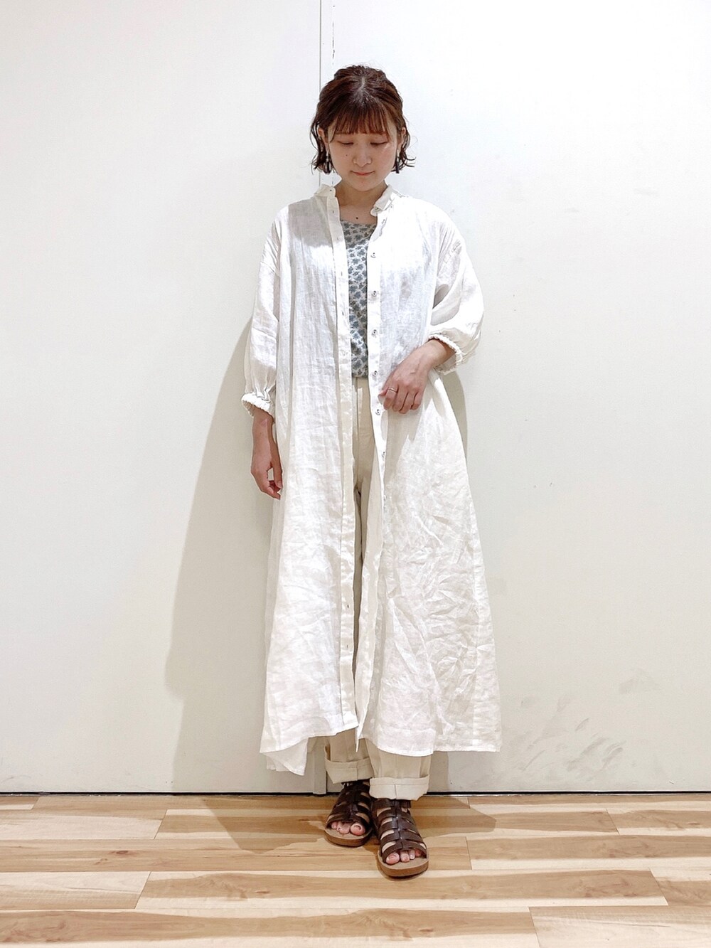 ホワイト系のその他パンツ、グリーン系のTシャツ/カットソー、ホワイト系のワンピースを着用したレディースの夏コーディネートの3枚目の写真