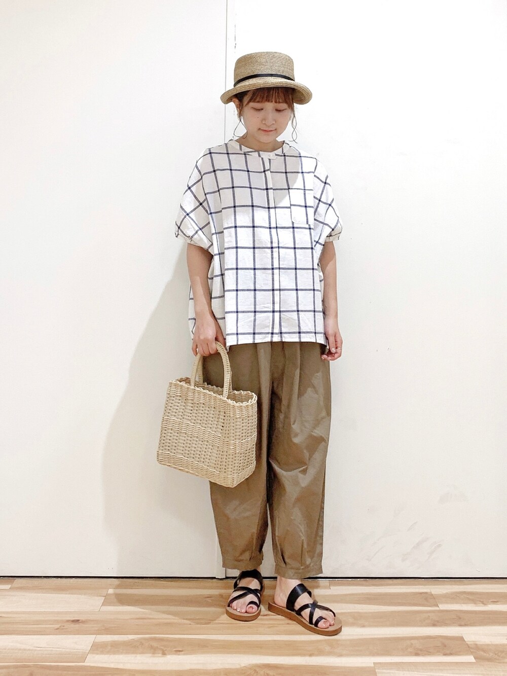 ブルー系のシャツ/ブラウス、ベージュ系のトートバッグ、グリーン系のその他パンツを着用したレディースの夏コーディネートの3枚目の写真