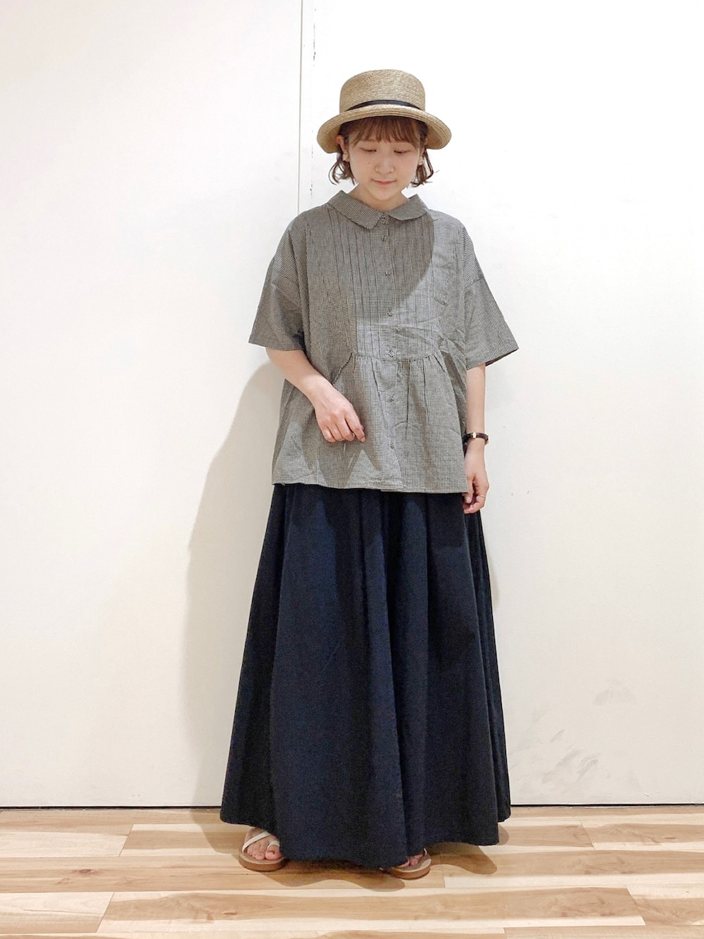 ベージュ系のシャツ/ブラウス、ブラック系のその他パンツ、ホワイト系のサンダルを着用したレディースの夏コーディネートの5枚目の写真