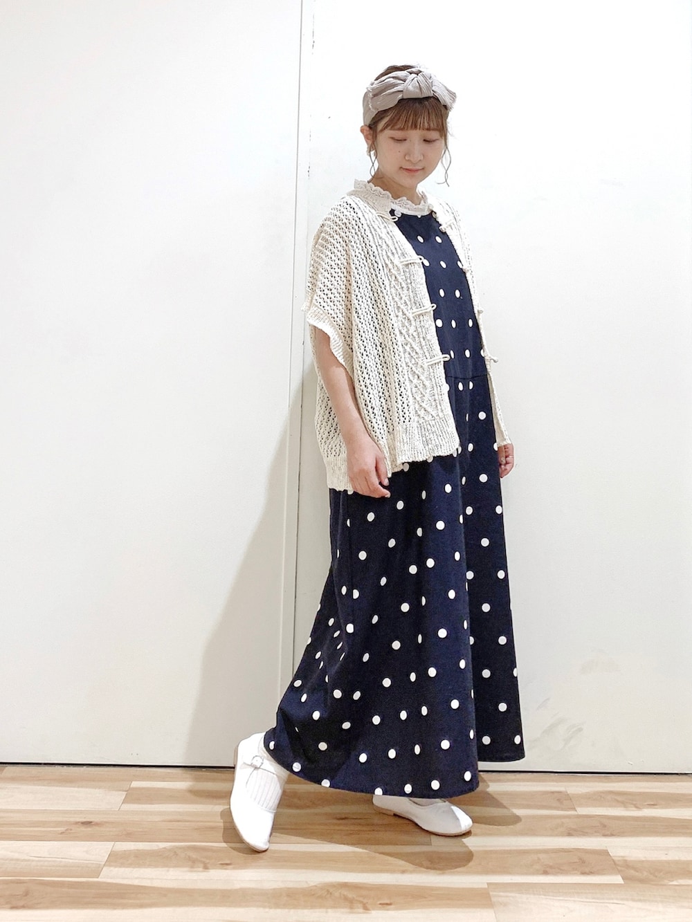ブルー系のワンピース、ホワイト系のベスト、ホワイト系のTシャツ/カットソーを着用したレディースの夏コーディネートの3枚目の写真