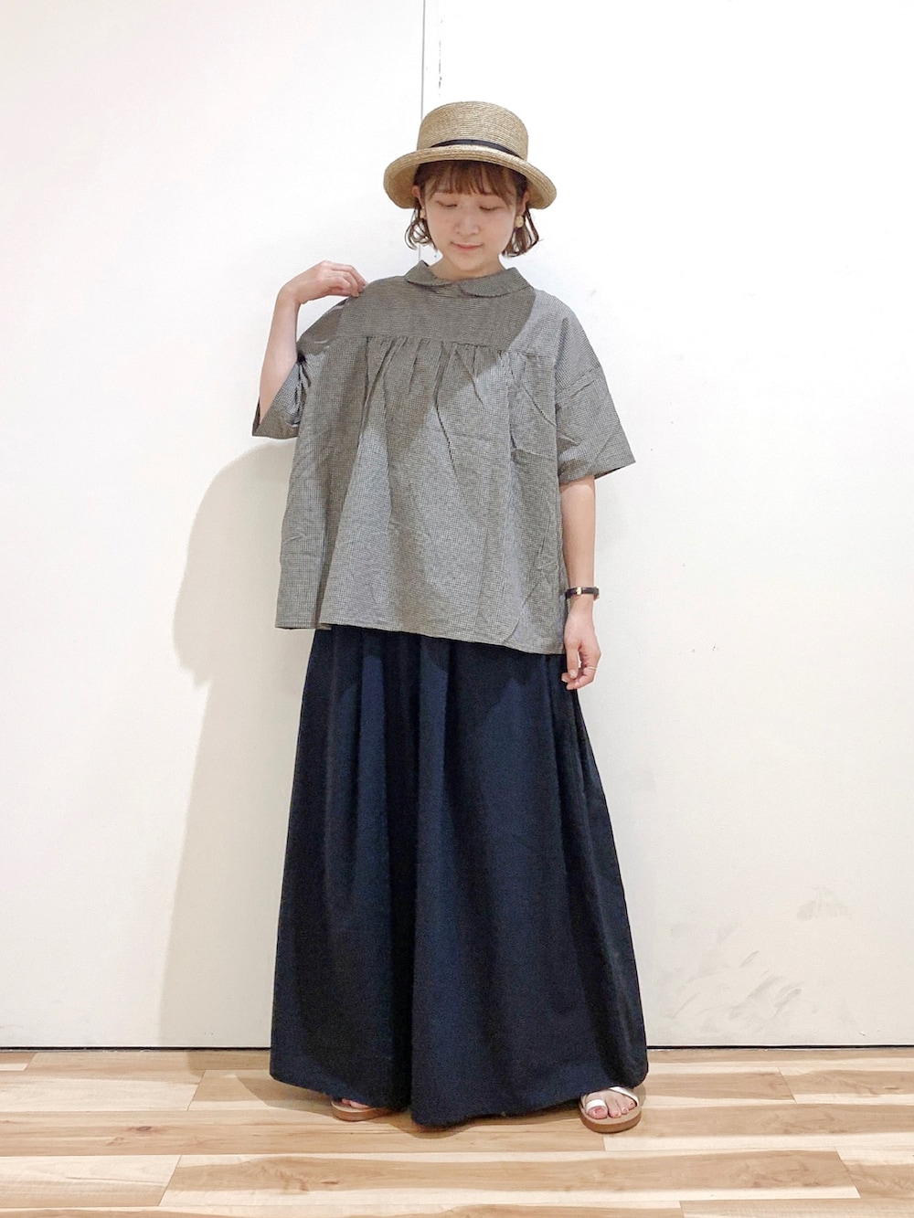 ベージュ系のシャツ/ブラウス、ブラック系のその他パンツ、ホワイト系のサンダルを着用したレディースの夏コーディネートの2枚目の写真