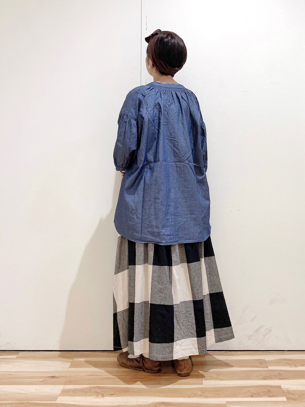 ブルー系のシャツ/ブラウス、ブラック系のスカート、ブラウン系のバレエシューズを着用したレディースの秋コーディネートの5枚目の写真