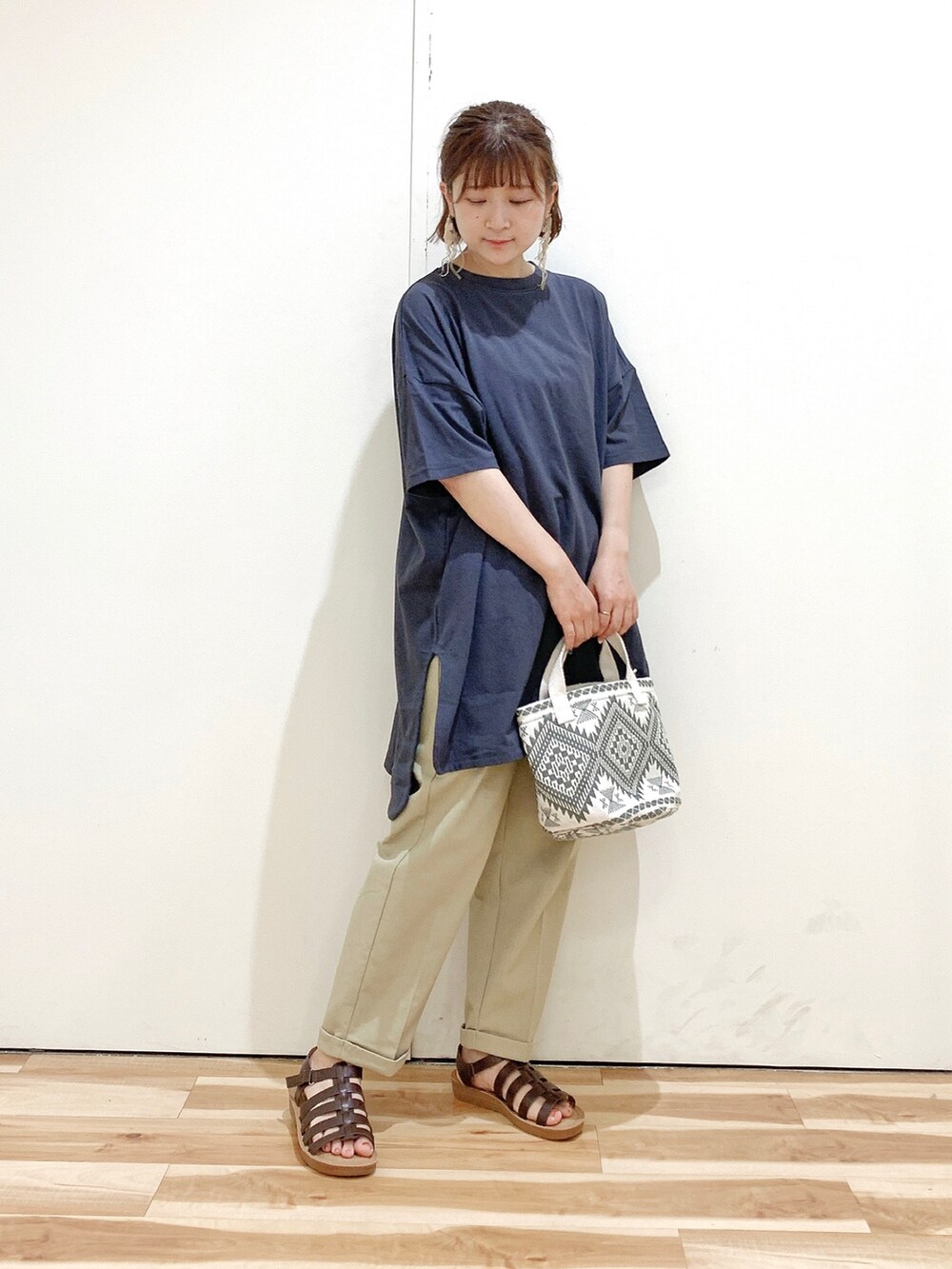 ブラウン系のサンダル、ベージュ系のその他パンツ、グレー系のTシャツ/カットソーを着用したレディースの夏コーディネートの3枚目の写真