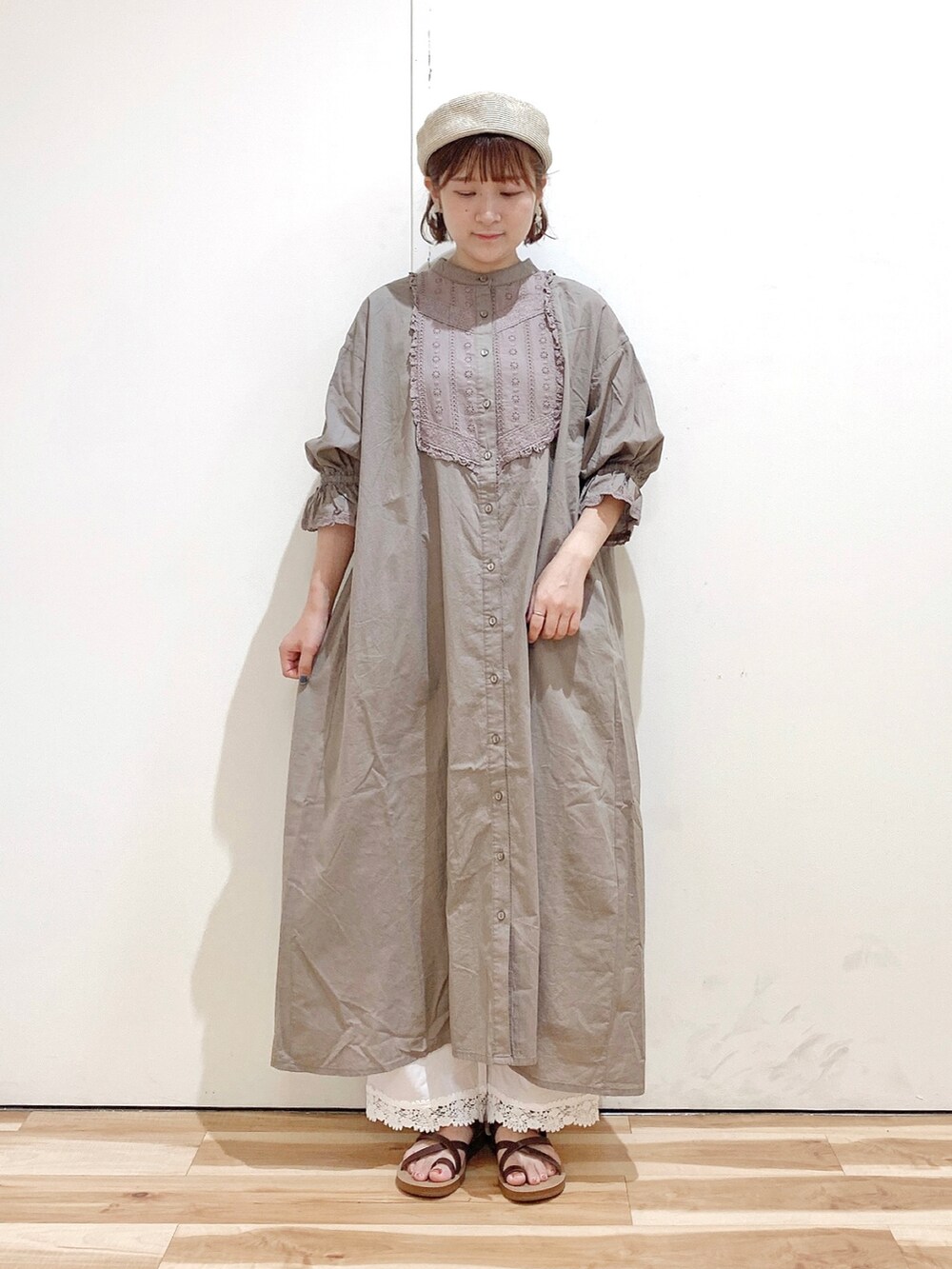 ブラウン系のワンピース、ホワイト系のその他パンツ、ブラウン系のサンダルを着用したレディースの夏コーディネートの2枚目の写真