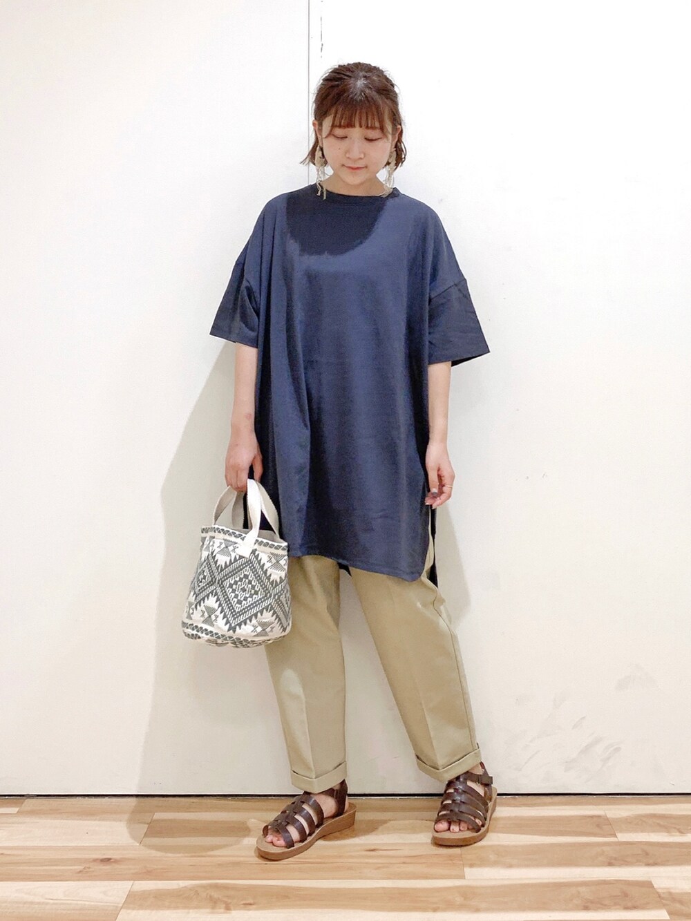 ブラウン系のサンダル、ベージュ系のその他パンツ、グレー系のTシャツ/カットソーを着用したレディースの夏コーディネートの4枚目の写真