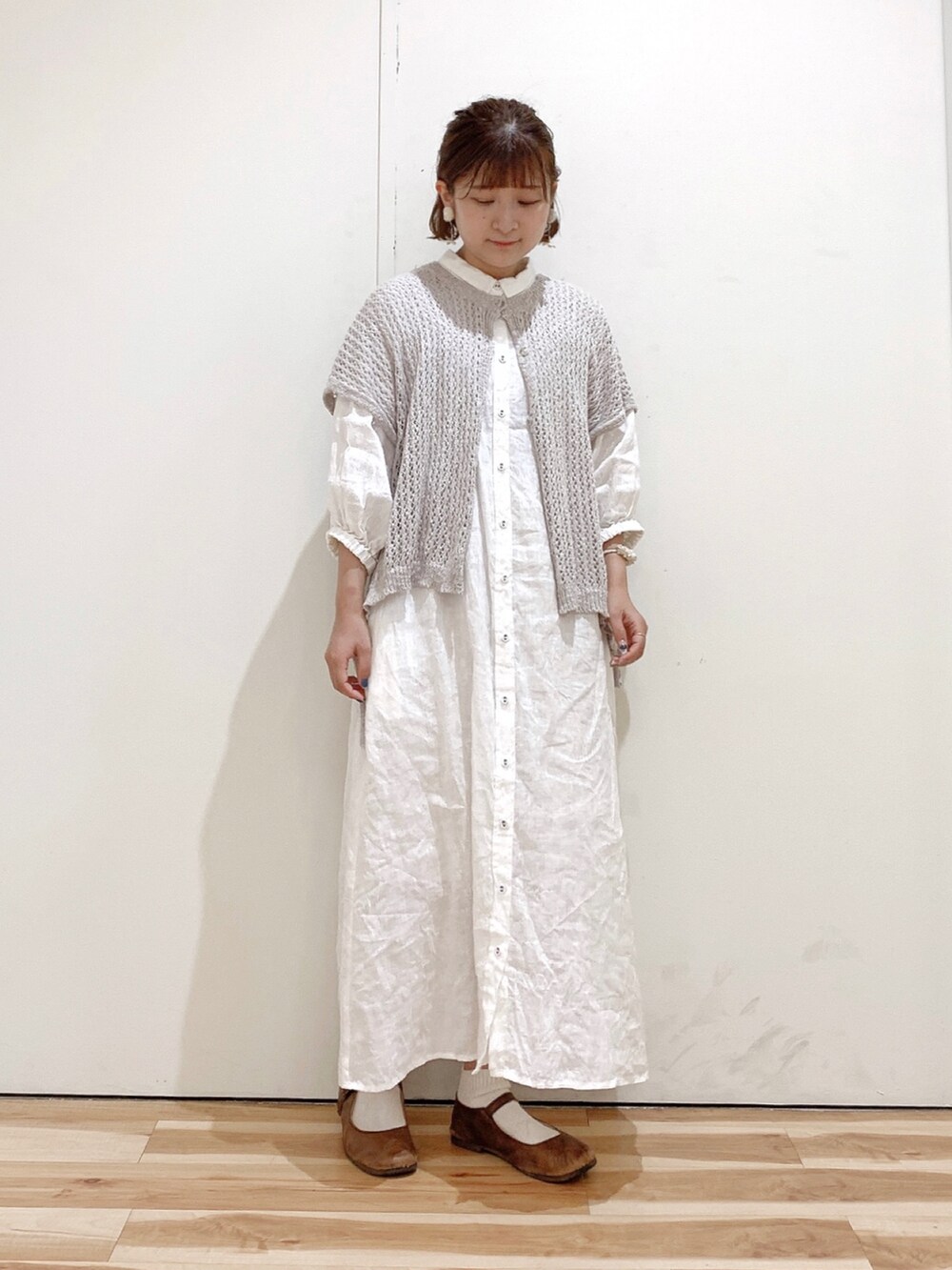 ブラウン系のバレエシューズ、ホワイト系のワンピース、ベージュ系のベストを着用したレディースの夏コーディネートの4枚目の写真