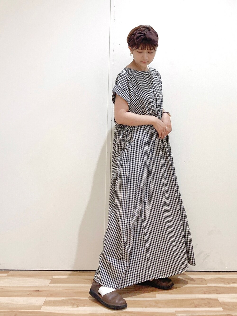 ベージュ系のワンピース、ブラウン系のシューズ、ブラウン系のヘアバンドを着用したレディースの夏コーディネートの4枚目の写真