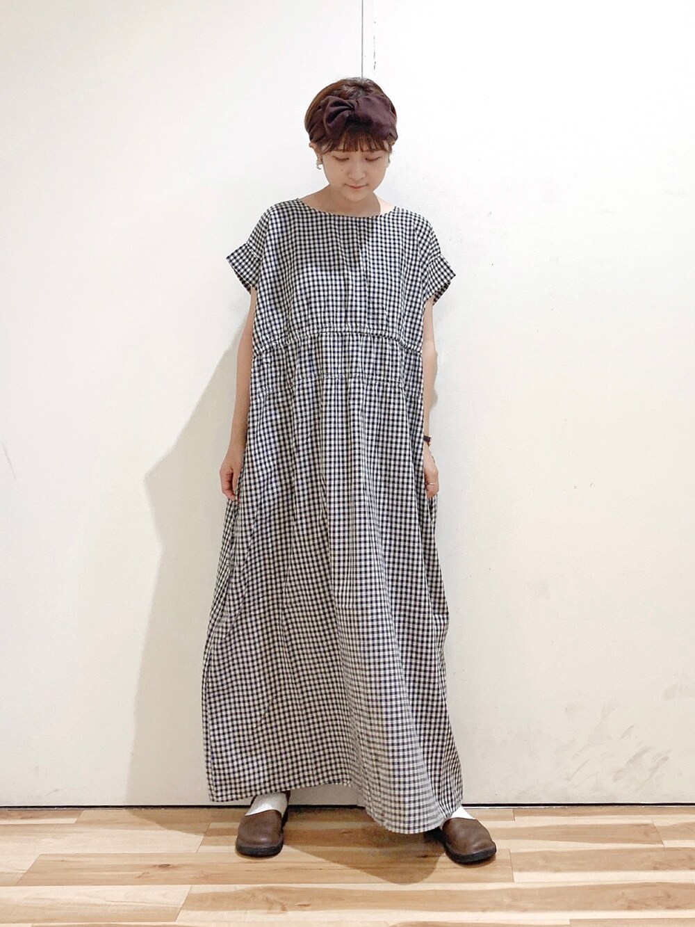 ベージュ系のワンピース、ブラウン系のシューズ、ブラウン系のヘアバンドを着用したレディースの夏コーディネートの3枚目の写真