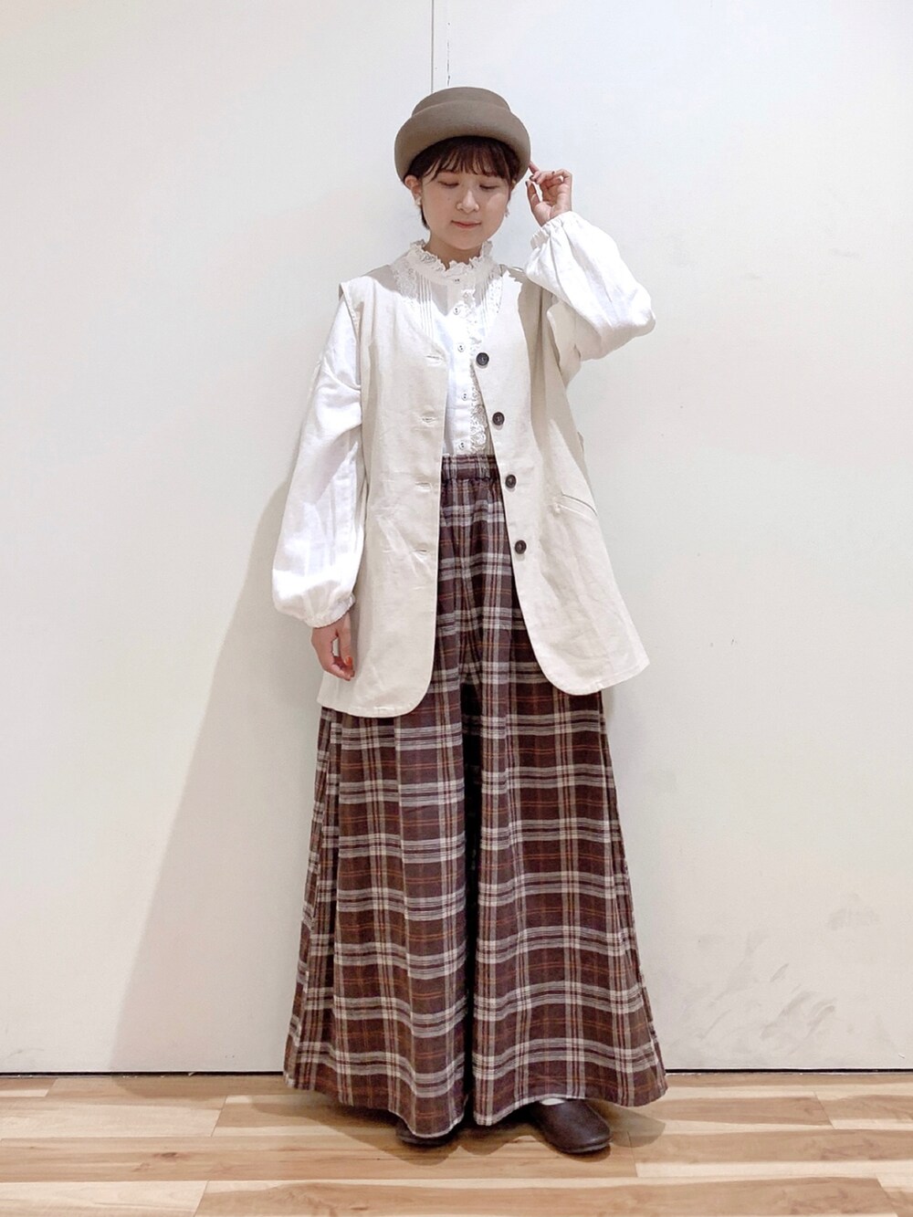 ホワイト系のデニムジャケット、ホワイト系のシャツ/ブラウス、ブラウン系のその他パンツを着用したレディースの秋コーディネートの3枚目の写真