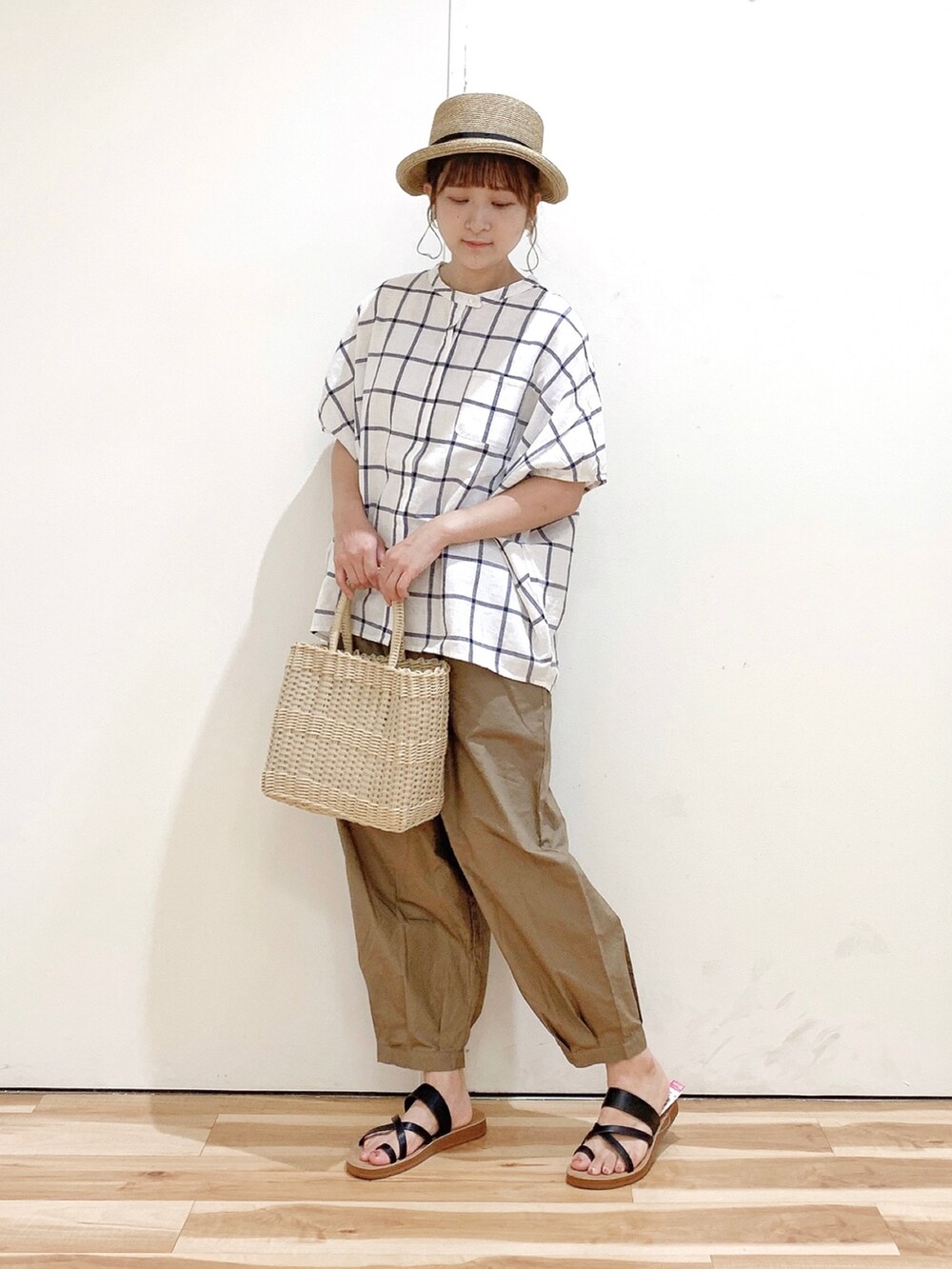 ブルー系のシャツ/ブラウス、ベージュ系のトートバッグ、グリーン系のその他パンツを着用したレディースの夏コーディネートの2枚目の写真